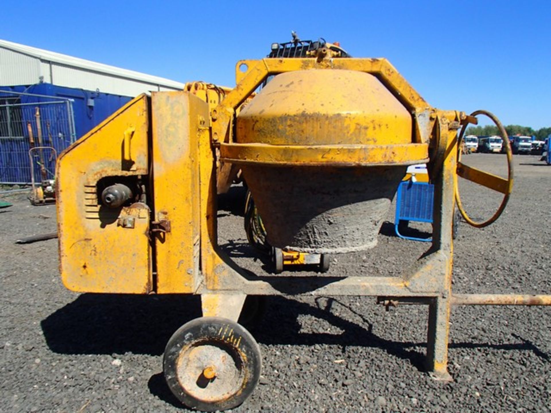 LARGE CEMENT MIXER ON WHEELS