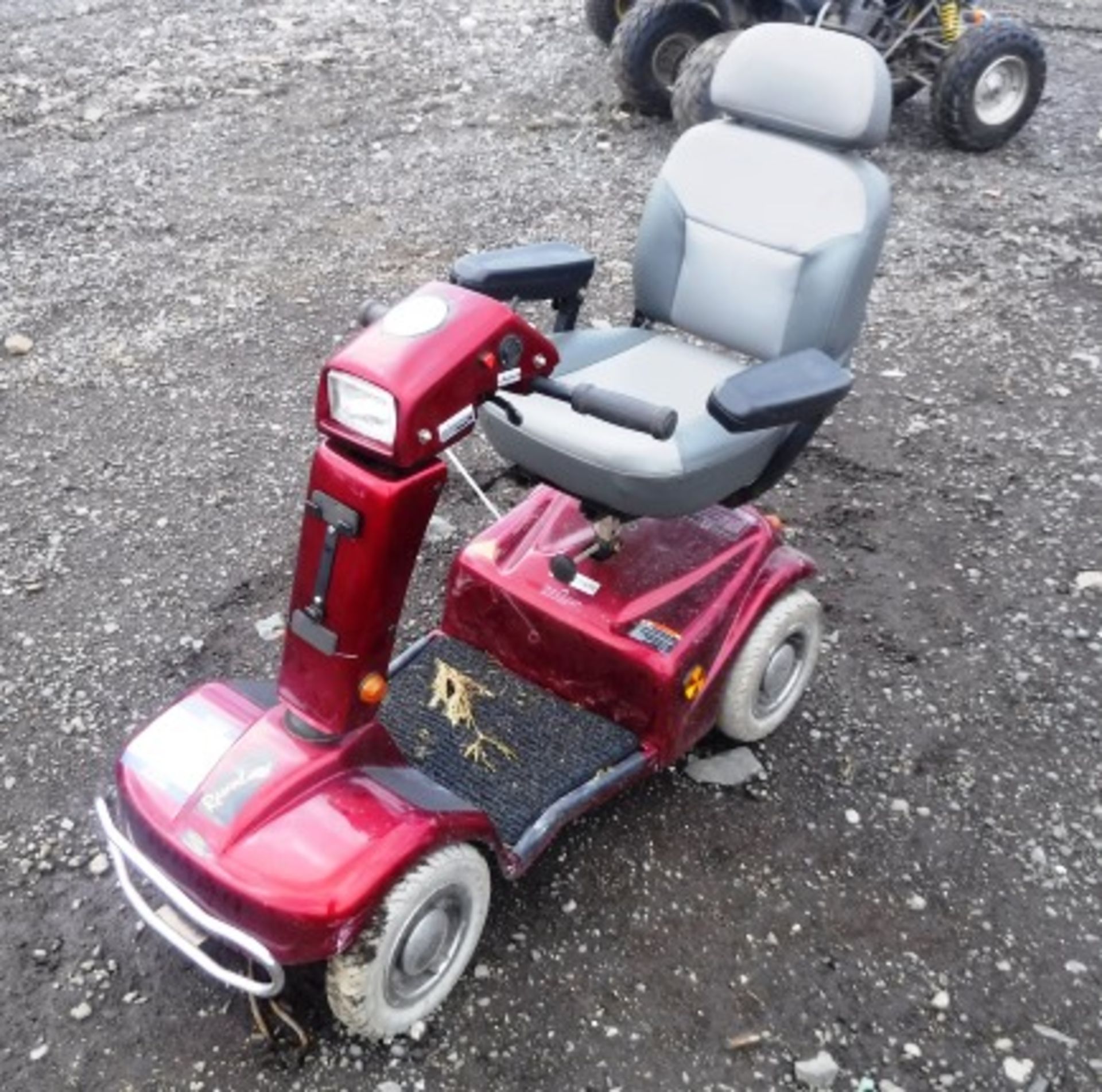 RED MOBILITY SCOOTER, WITH KEYS, NO CHARGER, MINOR DENTS / SCRATCHES, ELECTRICS WORKING