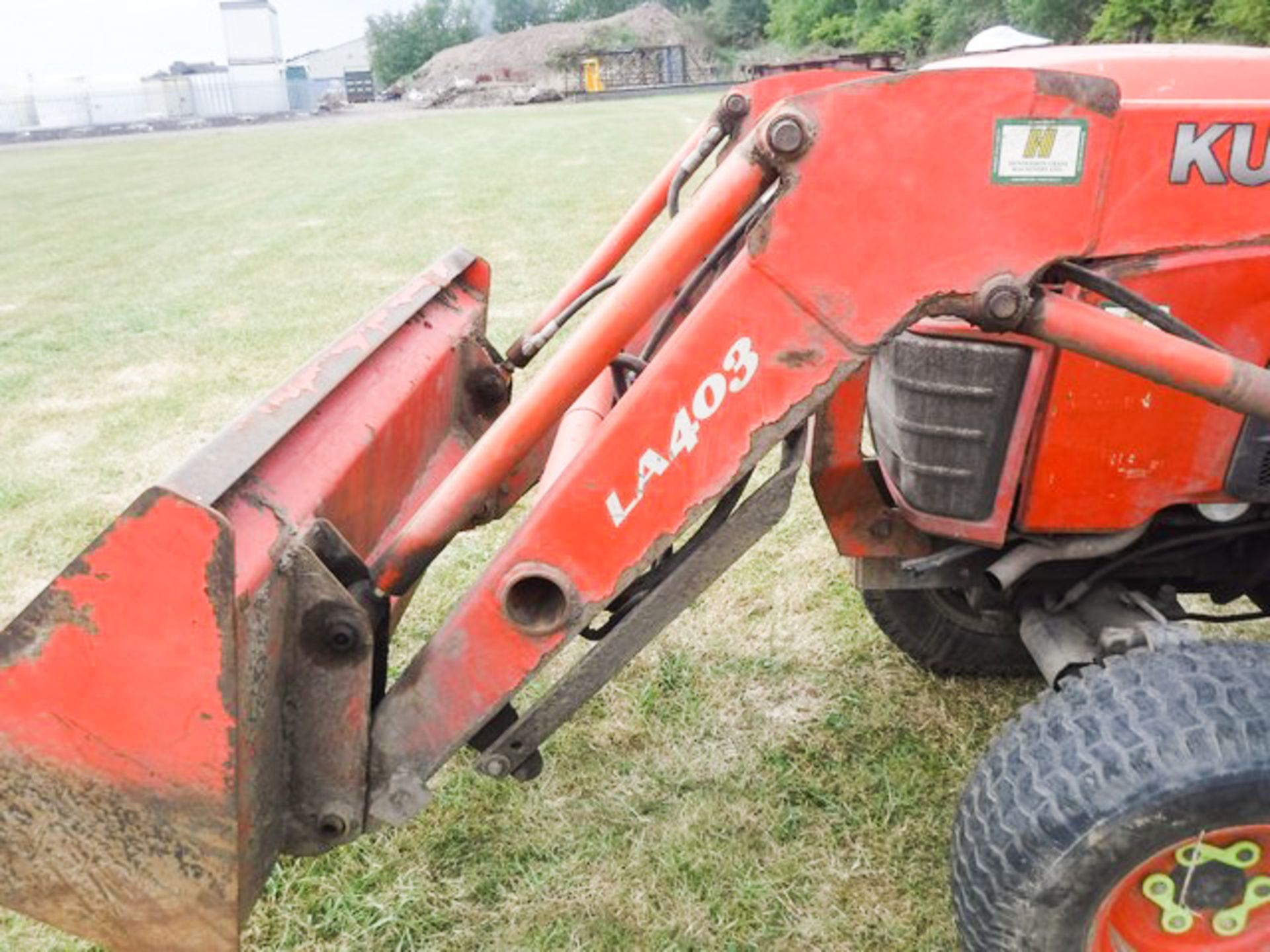 2010 KUBOTA B3030, REG - SN60DFL, 1900HRS (NOT VERIFIED), 2 BUCKETS, C/W KUBOTA LA403EC FRONT LOADER - Image 11 of 21