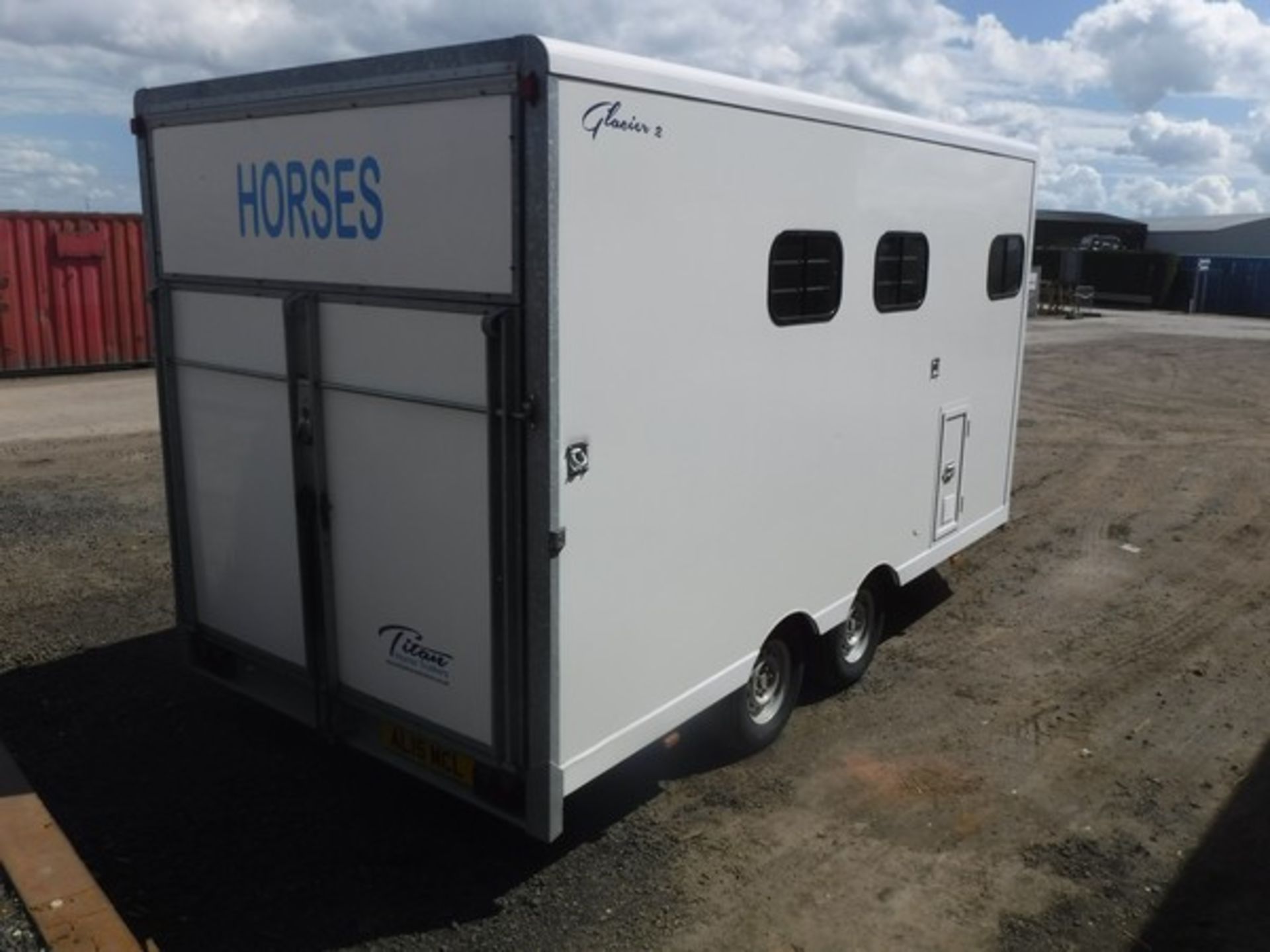 TITAN GLACIER 2 HORSE TRAILER WITH LIVING ACCOMODATION FOR 3, WILL CARRY 2 X 15.2HH & 1 X 12HH OR 2 - Image 4 of 15