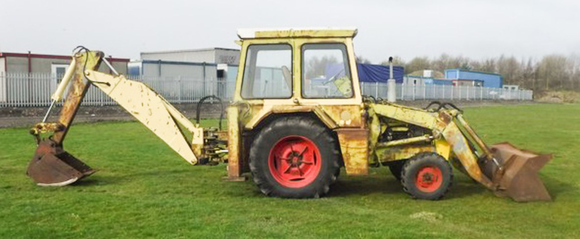 1972/1973 HYMAC 270 BACKHOE LOADER, SN 207-270, 4182 HOURS (NOT VERIFIED), ENGINE NO C407354, CHASSI - Image 4 of 11
