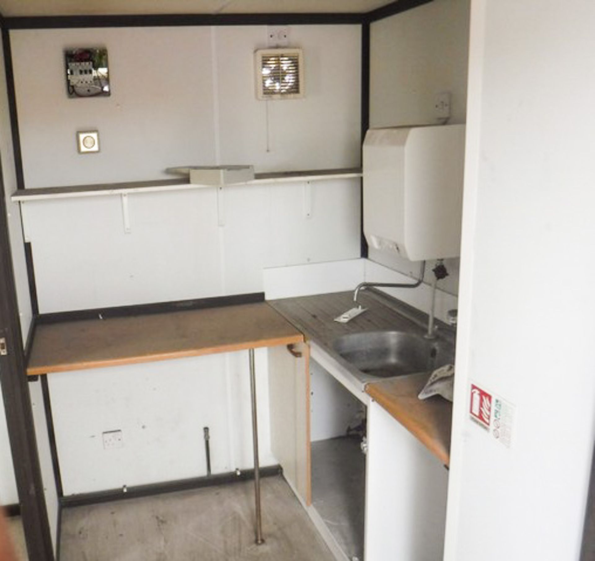 USED 20 X 8 CANTEEN UNIT, 2 SEPARATE SEATING AREAS, WORKTOP, SINK & WATER HEATER - Image 9 of 13