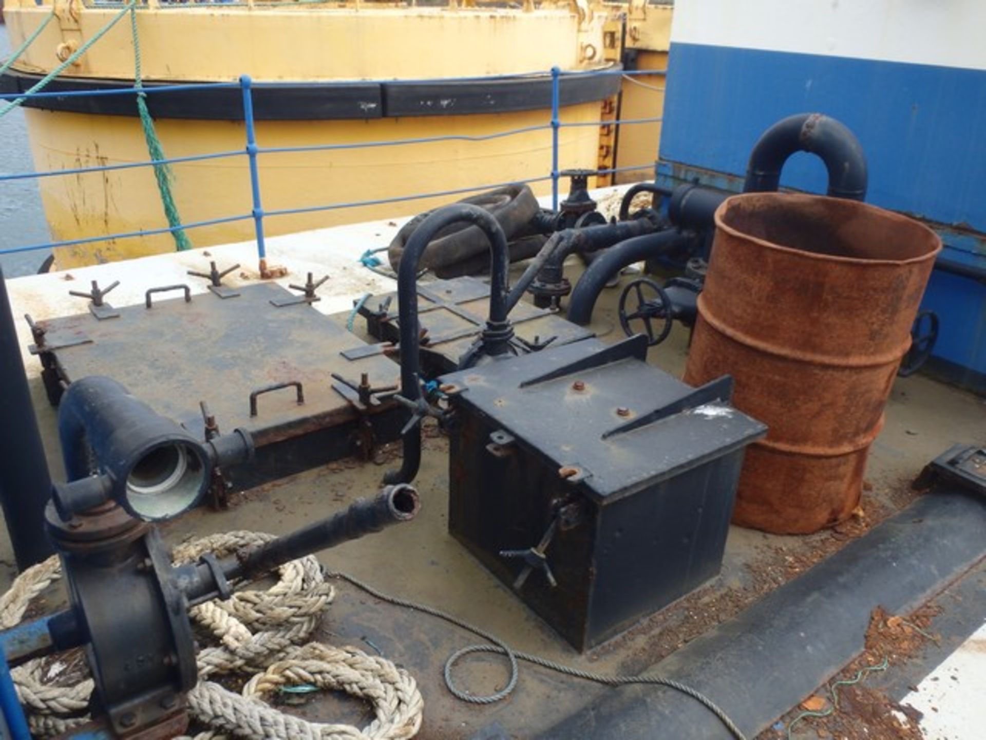 STEEL DUMB BARGE (SULLAGE) C/W GENERATOR & PUMPING PIPEWORK, L - 20.69M, W - 7M, NOT IN CERT (SOLD A - Bild 9 aus 18