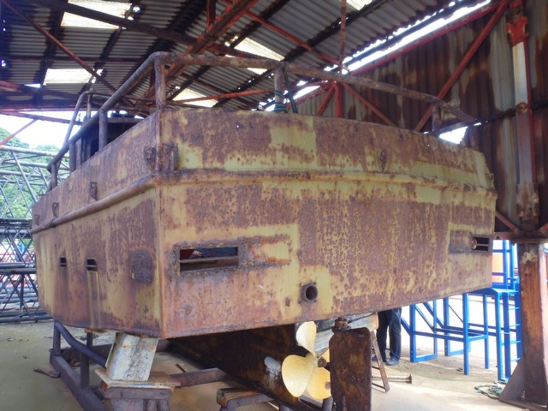 STEEL WORK BOAT, 4 CYL FORD ENGINE, L - 8.2M, W -2.8, H - 3.5M, NOT IN CERT (SOLD AS SEEN)** 10% BUY - Image 3 of 10