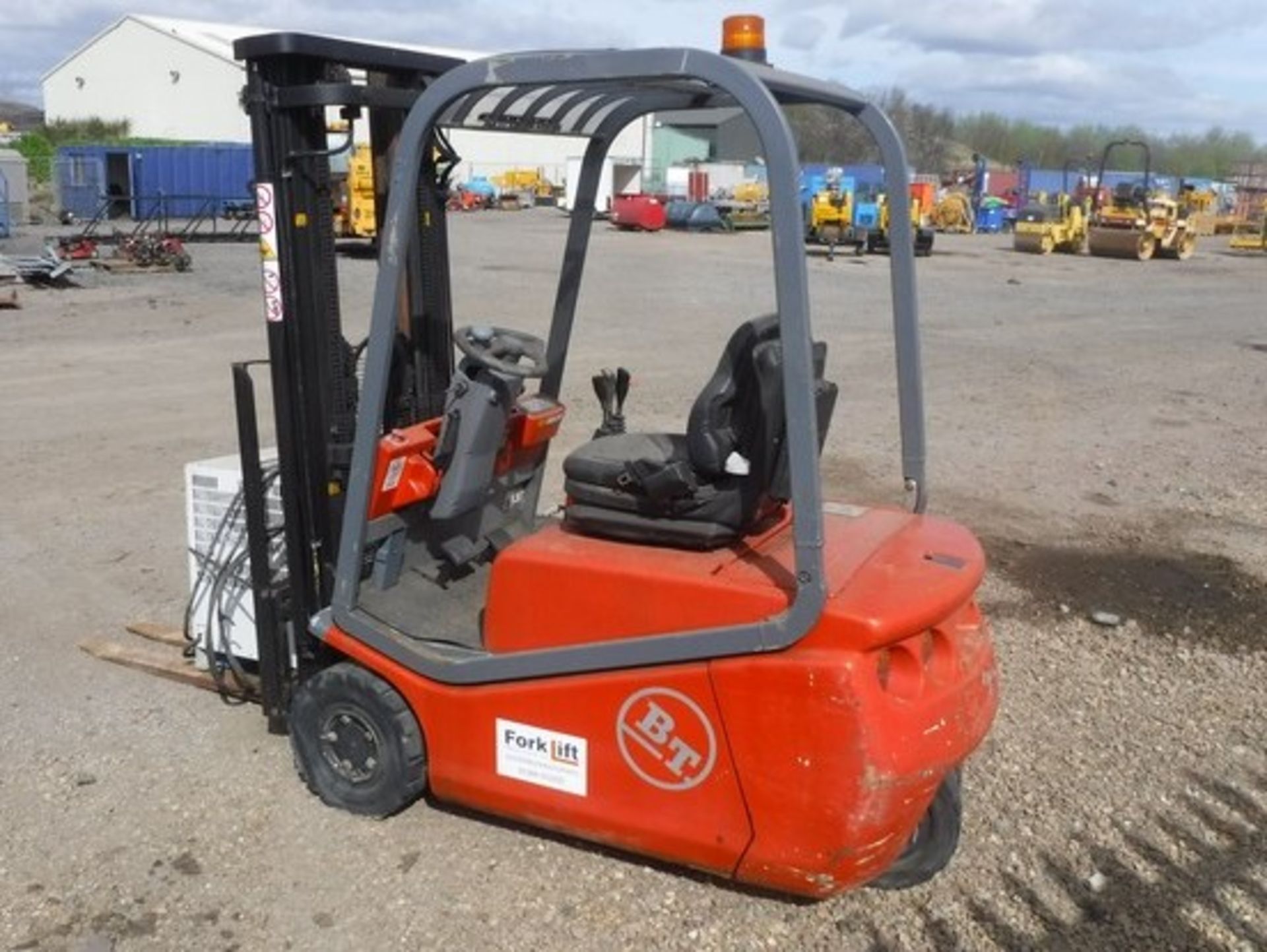 2004 BT CARGO CBT15 FORKLIFT - SN LE249762 - 4198 HRS. 1.5T - Image 4 of 8