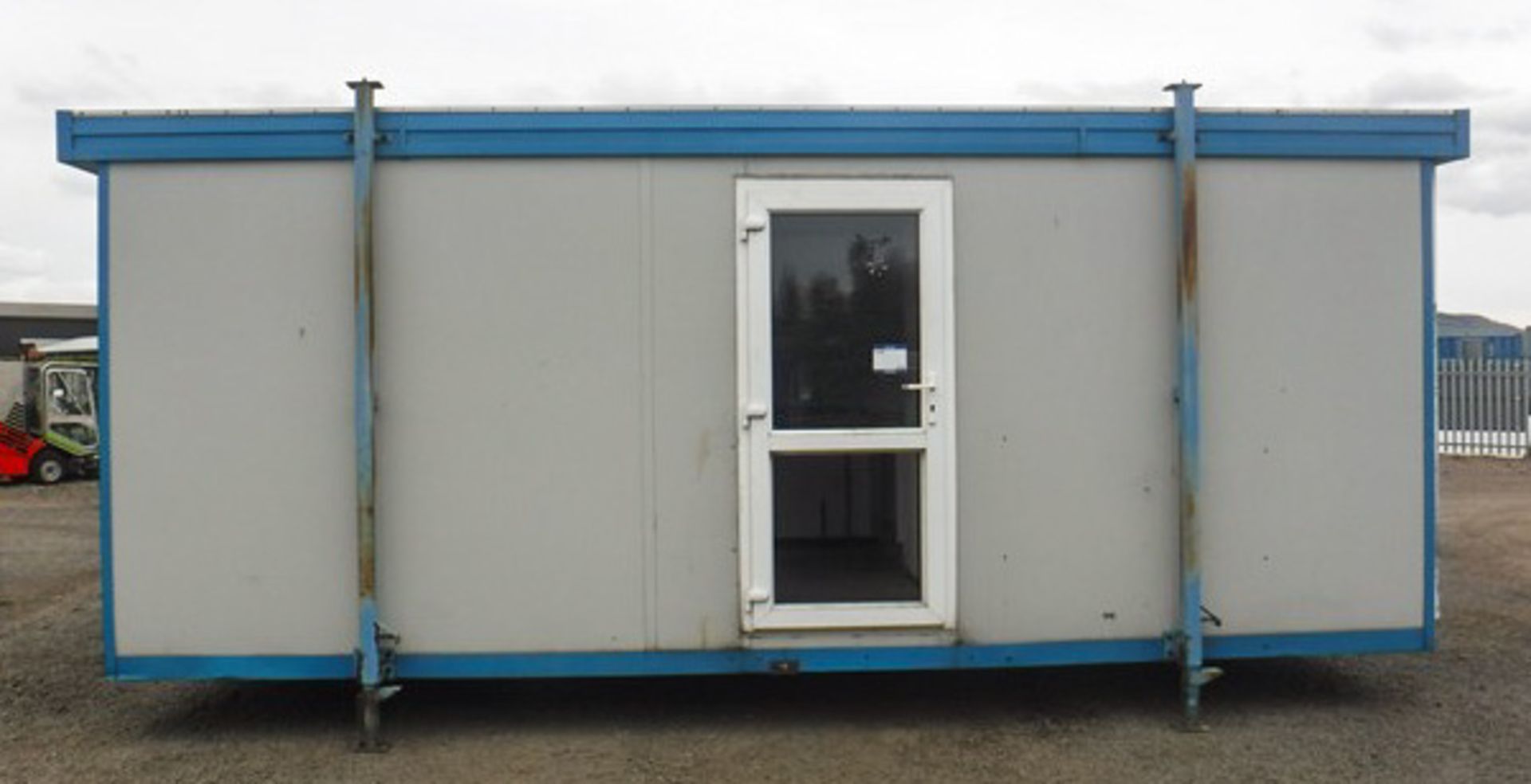 USED 20 X 8 CANTEEN UNIT, 2 SEPARATE SEATING AREAS, WORKTOP, SINK & WATER HEATER - Image 2 of 13