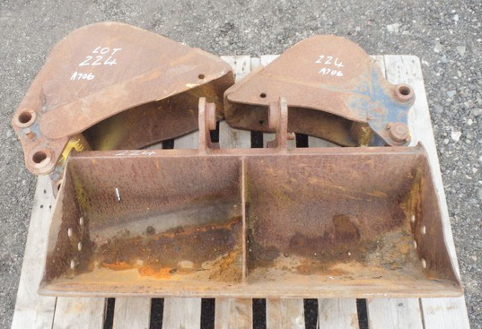 1 X 3FT DITCHING BUCKET, 1 X 9" BUCKET & 1 X 6" BUCKET