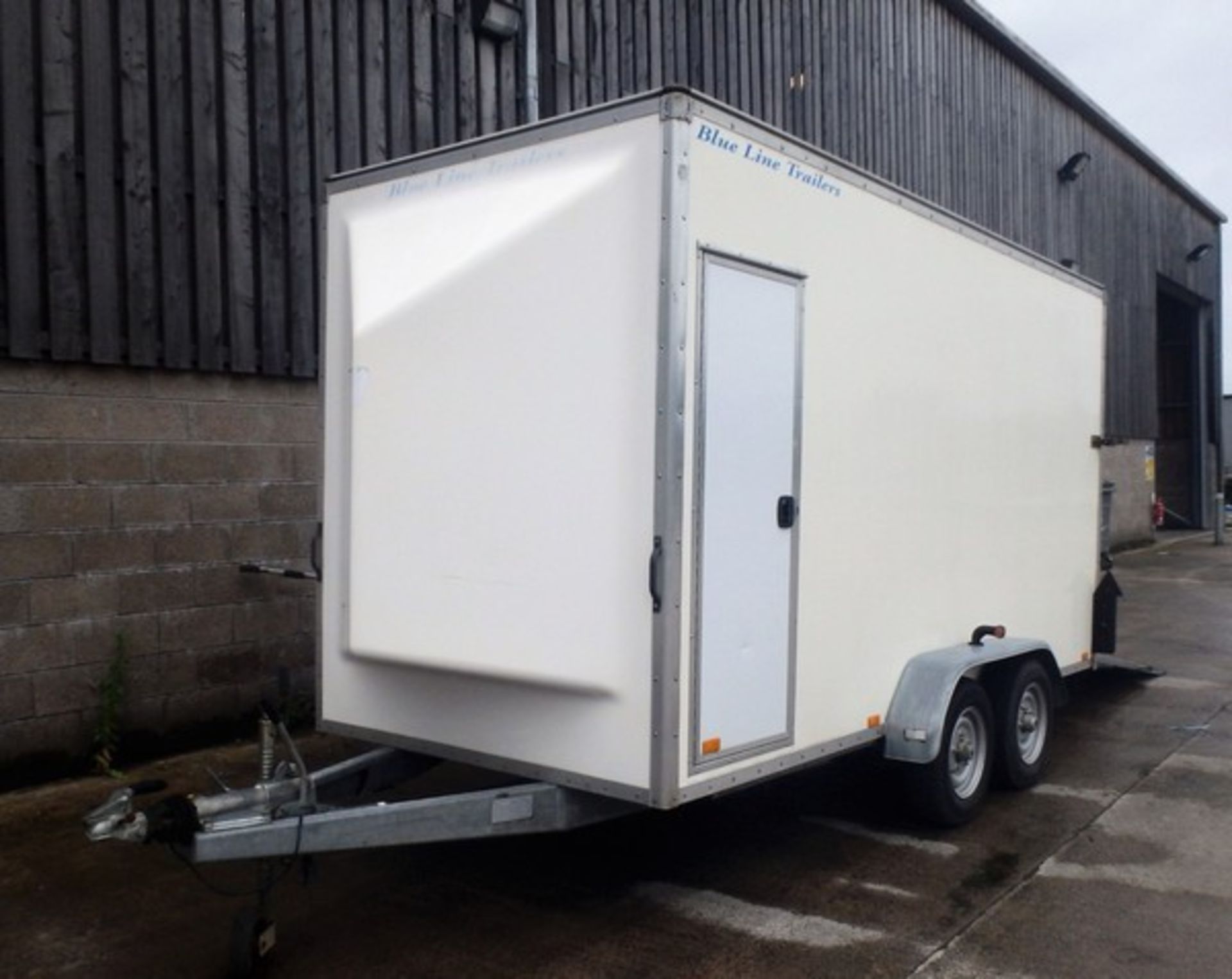 TWIN AXLE BLUELINE BOX TRAILER GW 3500KG C/W FULL OPENING REAR DOOR/RAMP, SIDE PEDESTRIAN DOOR VIN I - Image 3 of 6