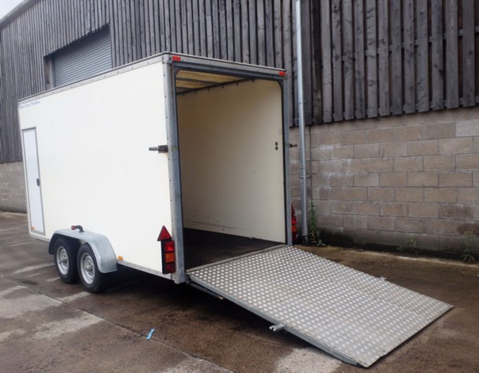 TWIN AXLE BLUELINE BOX TRAILER GW 3500KG C/W FULL OPENING REAR DOOR/RAMP, SIDE PEDESTRIAN DOOR VIN I - Image 2 of 6