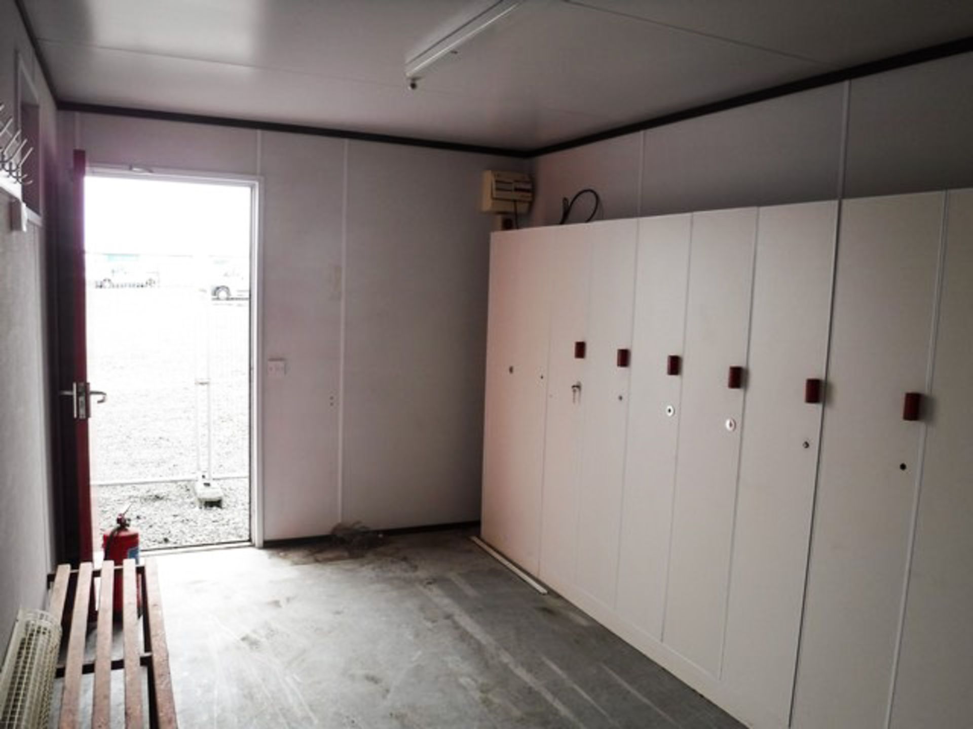 16FT X 9FT USED LOCKER/DRYING CABIN, NO JACKLEGS - Image 5 of 6