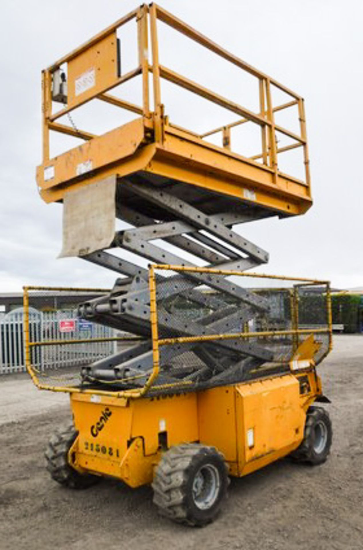 2000 GENIE SCISSOR LIFT, MODEL GS26681C, S/N 26681, 2340HRS (NOT VERIFIED), MAX REACH 12MTRS - Image 13 of 16