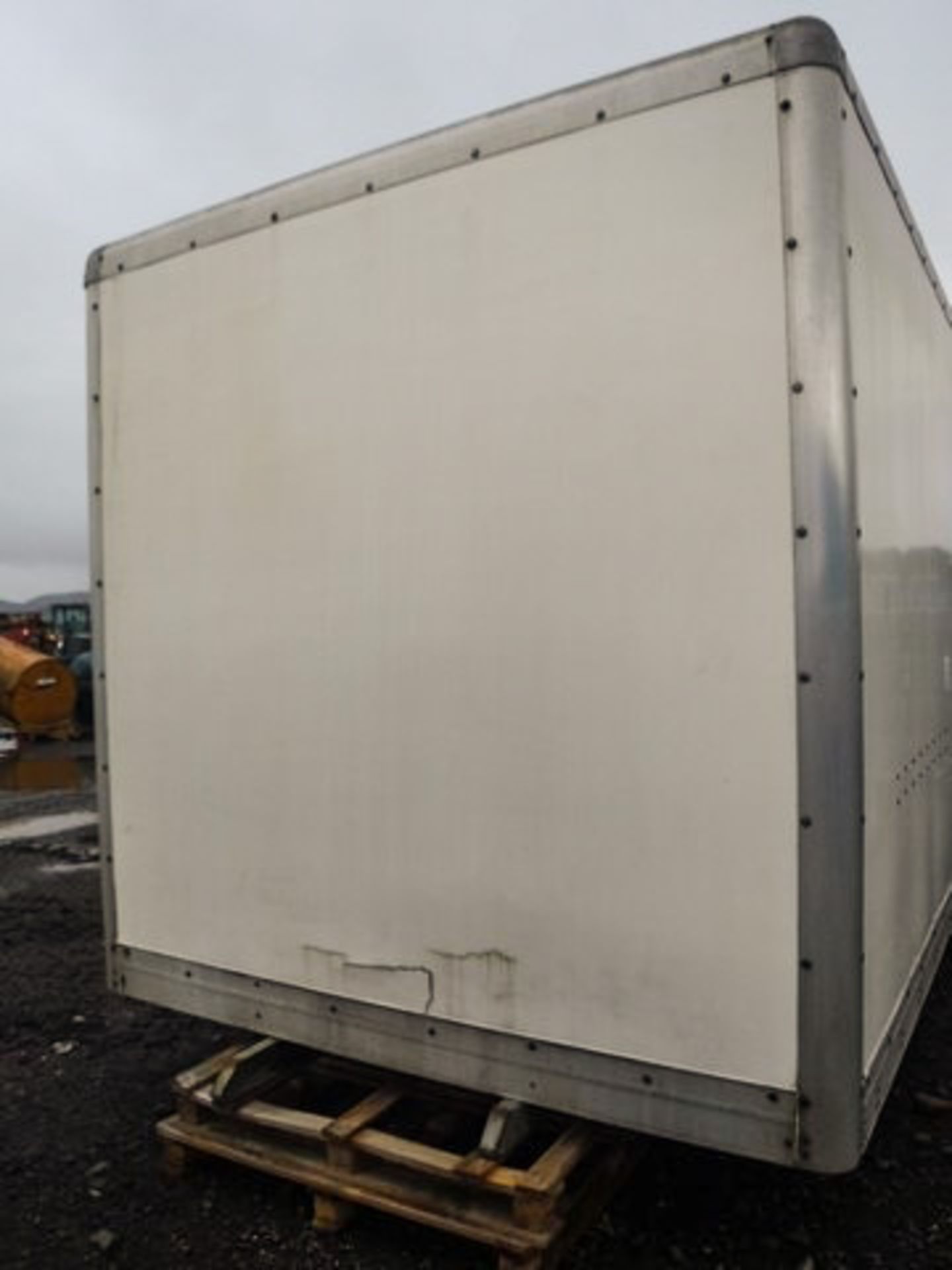 18FT BOX VAN FOR STORAGE - Image 3 of 4