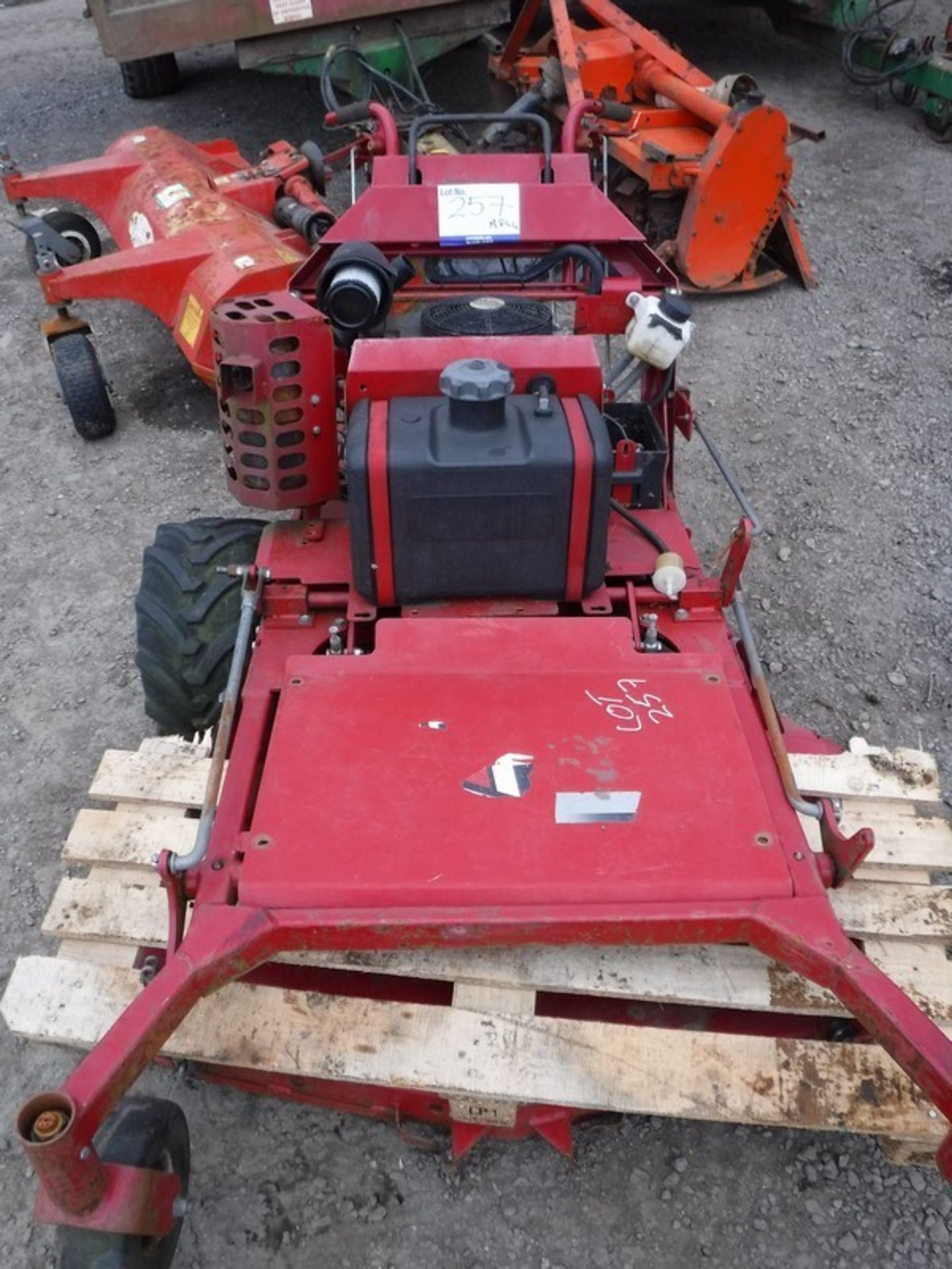 TORO WALK BEHIND COMMERCIAL MOWER, KAWASAKI ENGINE, 48INCH CUTTING DECK, MODEL - 3033, S/N 28000012 - Bild 5 aus 7