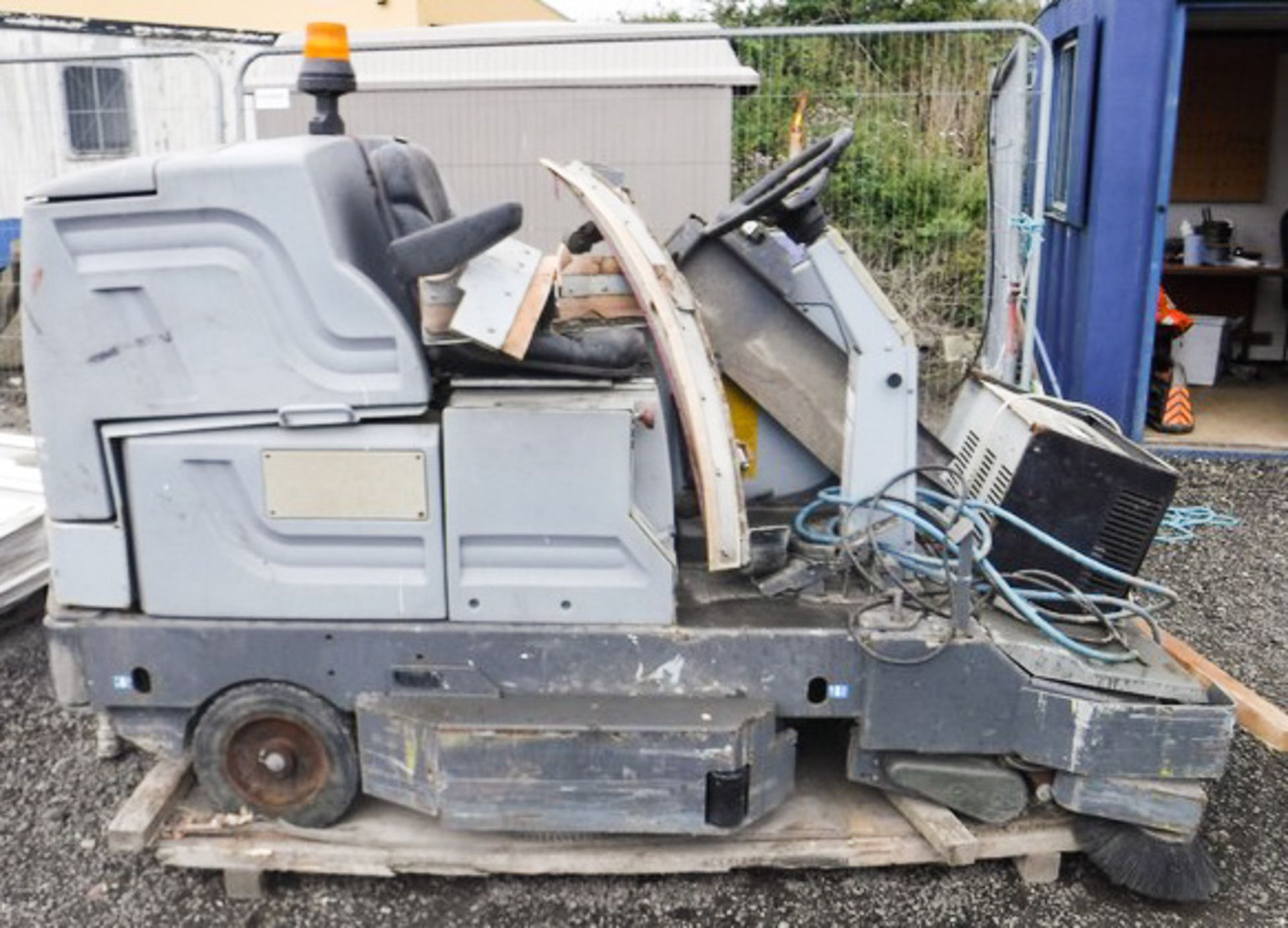 NILFISK BR/1100 SWEEPER, S/N N1500067** DUE TO BUSINESS REORGANISATION ** - Image 2 of 8