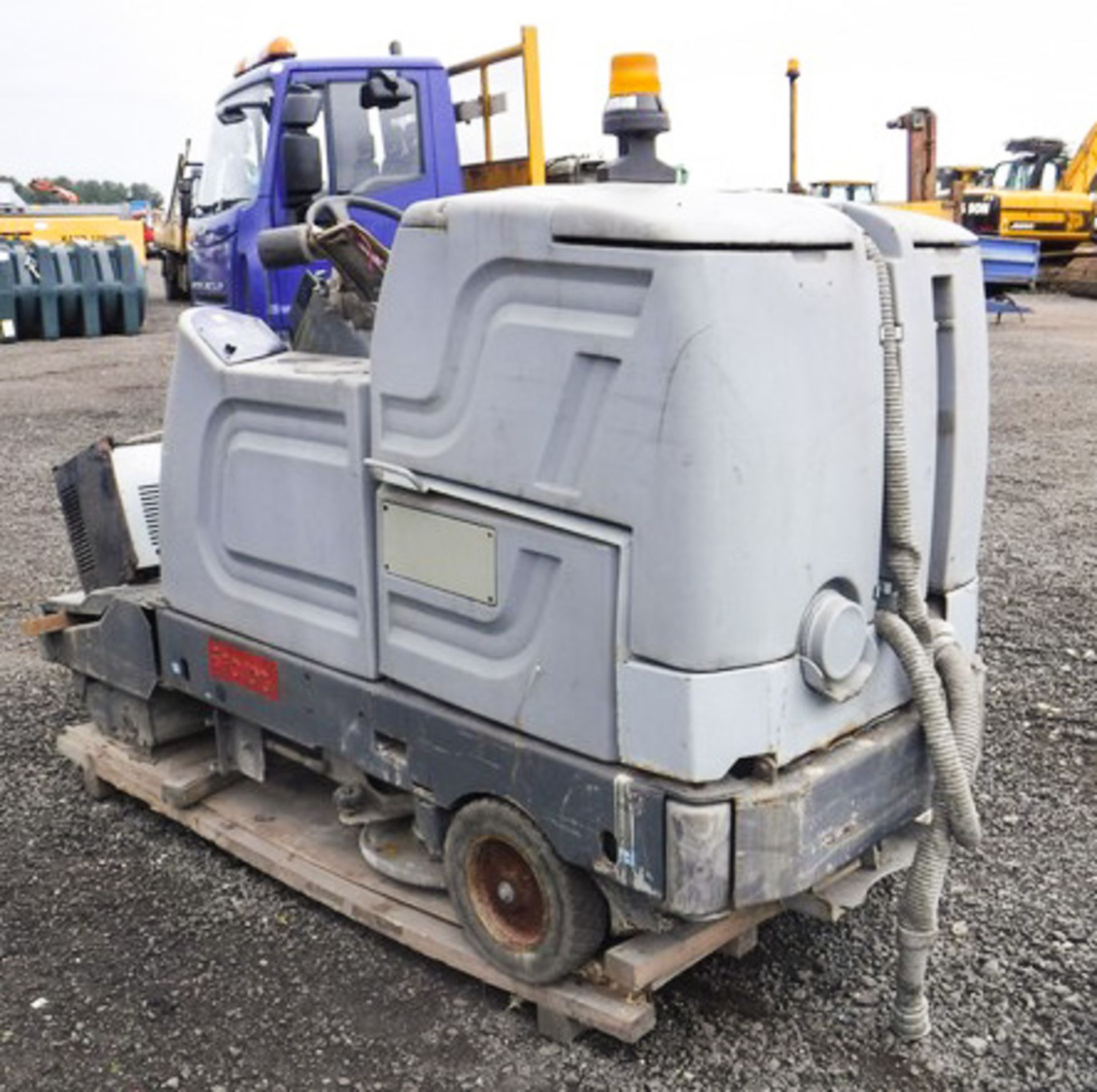 NILFISK BR/1100 SWEEPER, S/N N1500067** DUE TO BUSINESS REORGANISATION ** - Image 5 of 8