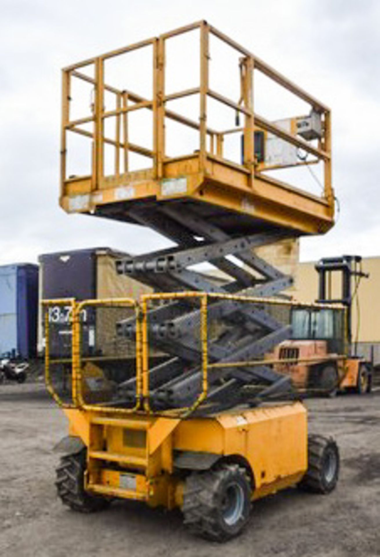 2000 GENIE SCISSOR LIFT, MODEL GS26681C, S/N 26681, 2340HRS (NOT VERIFIED), MAX REACH 12MTRS