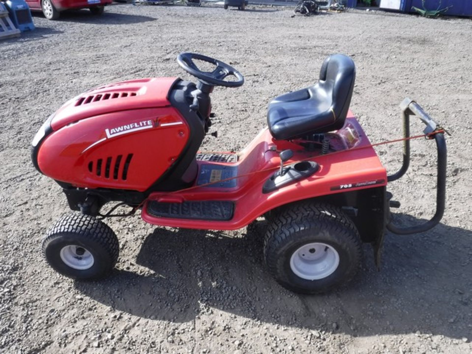 LAWNFLITE 705 RIDE ON MOWER, CUTTING DECK REQUIRES ATTENTION - Image 3 of 5