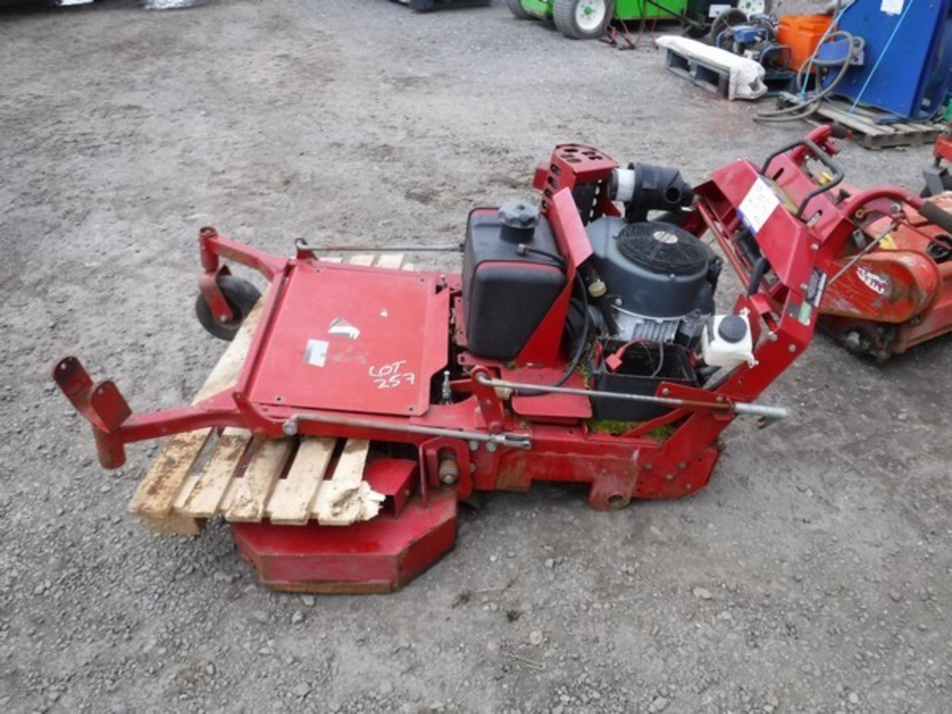 TORO WALK BEHIND COMMERCIAL MOWER, KAWASAKI ENGINE, 48INCH CUTTING DECK, MODEL - 3033, S/N 28000012 - Bild 6 aus 7