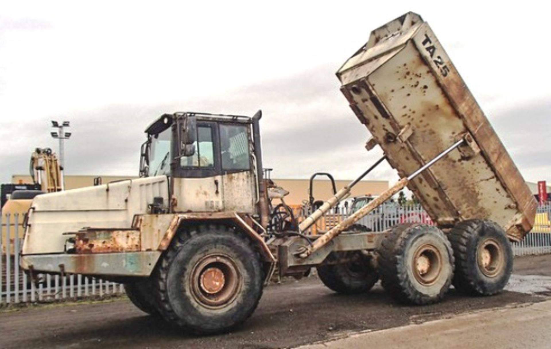 2002 TEREX TA25, REG - SW02VKT, S/N - A8051384, ARTICULATED DUMP TRUCK, MAX PAYLOAD 23000KG, REVERSI - Image 10 of 17