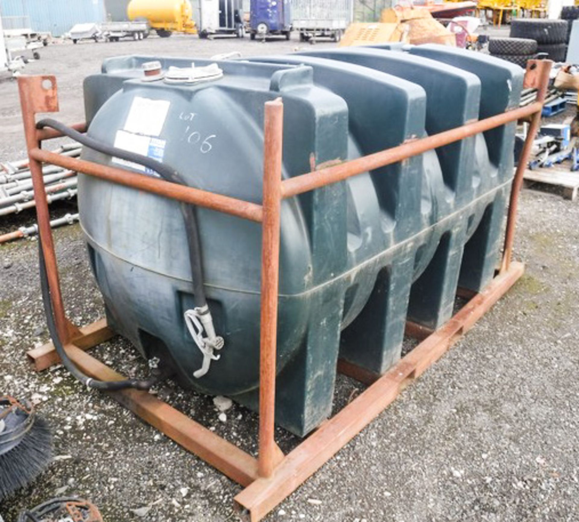 LARGE TITAN OIL TANK, 2H12500, 538 GALLONS, 2447LTRS, L - 2250, W - 1265, H - 1320