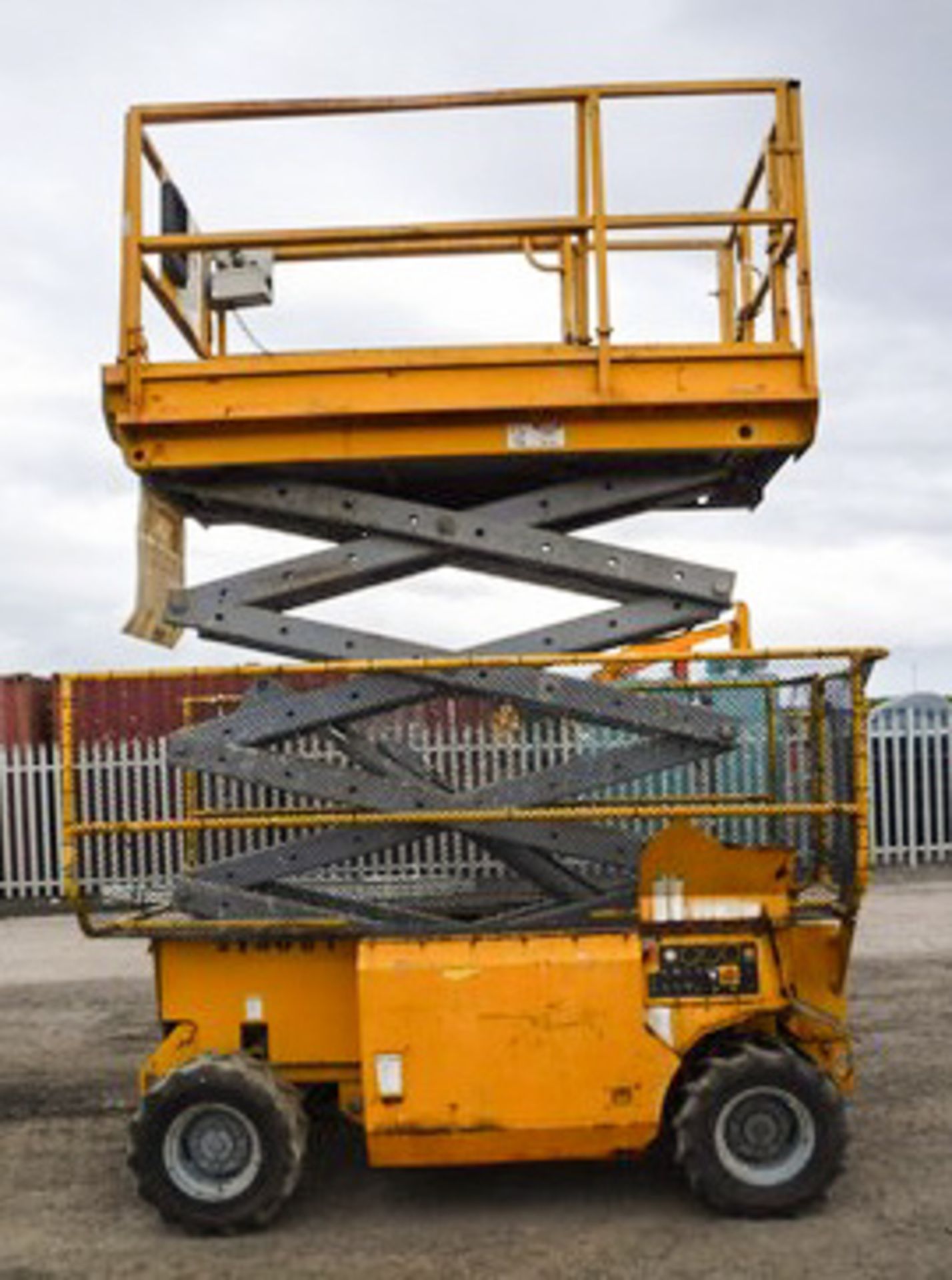 2000 GENIE SCISSOR LIFT, MODEL GS26681C, S/N 26681, 2340HRS (NOT VERIFIED), MAX REACH 12MTRS - Image 12 of 16