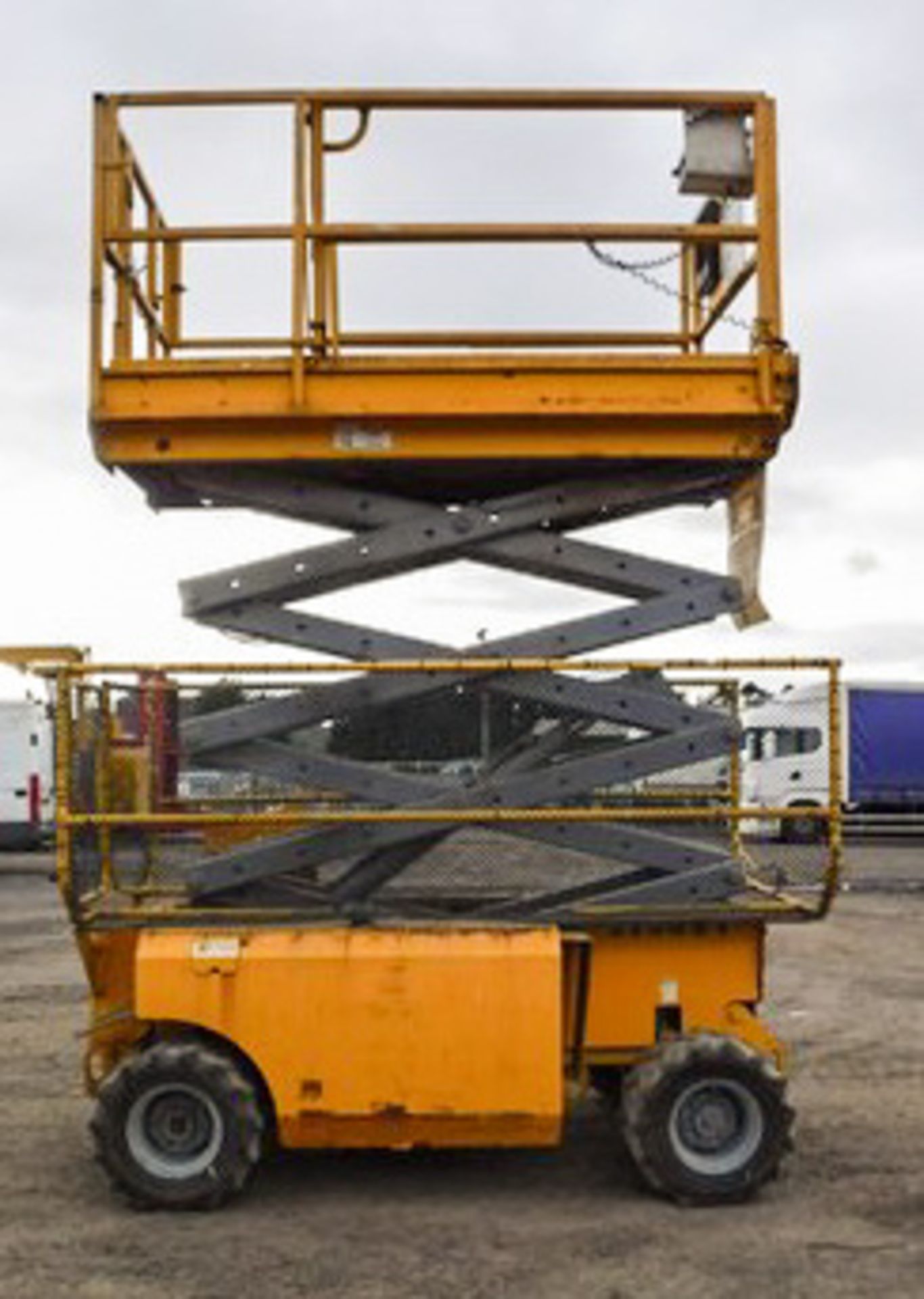 2000 GENIE SCISSOR LIFT, MODEL GS26681C, S/N 26681, 2340HRS (NOT VERIFIED), MAX REACH 12MTRS - Image 15 of 16