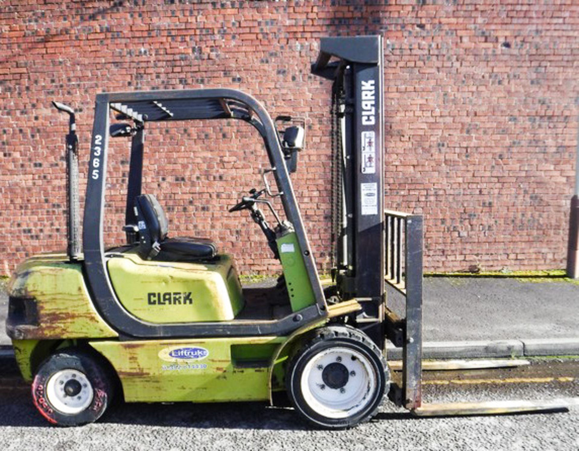 CLARKE 3 TON DIESEL FORKLIFT WITH SIDE SHIFT 7832HRS (NOT VERIFIED) - Image 9 of 16