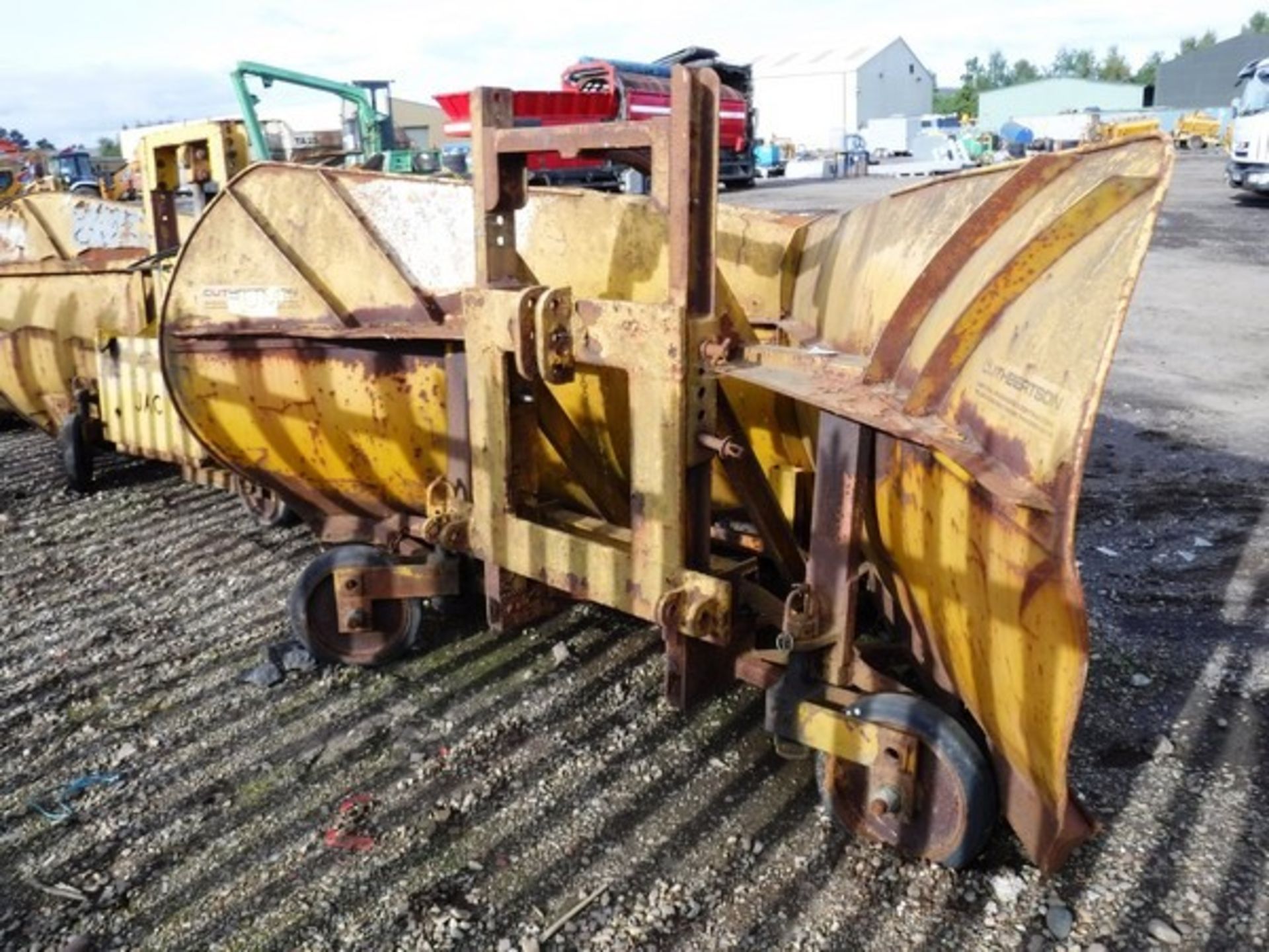 STEEL SNOW PLOUGH FOR TRACTOR MOUNTING, 2 BLADES APPROX 7FT X 5FT, ASSET NO 28 - Image 2 of 3