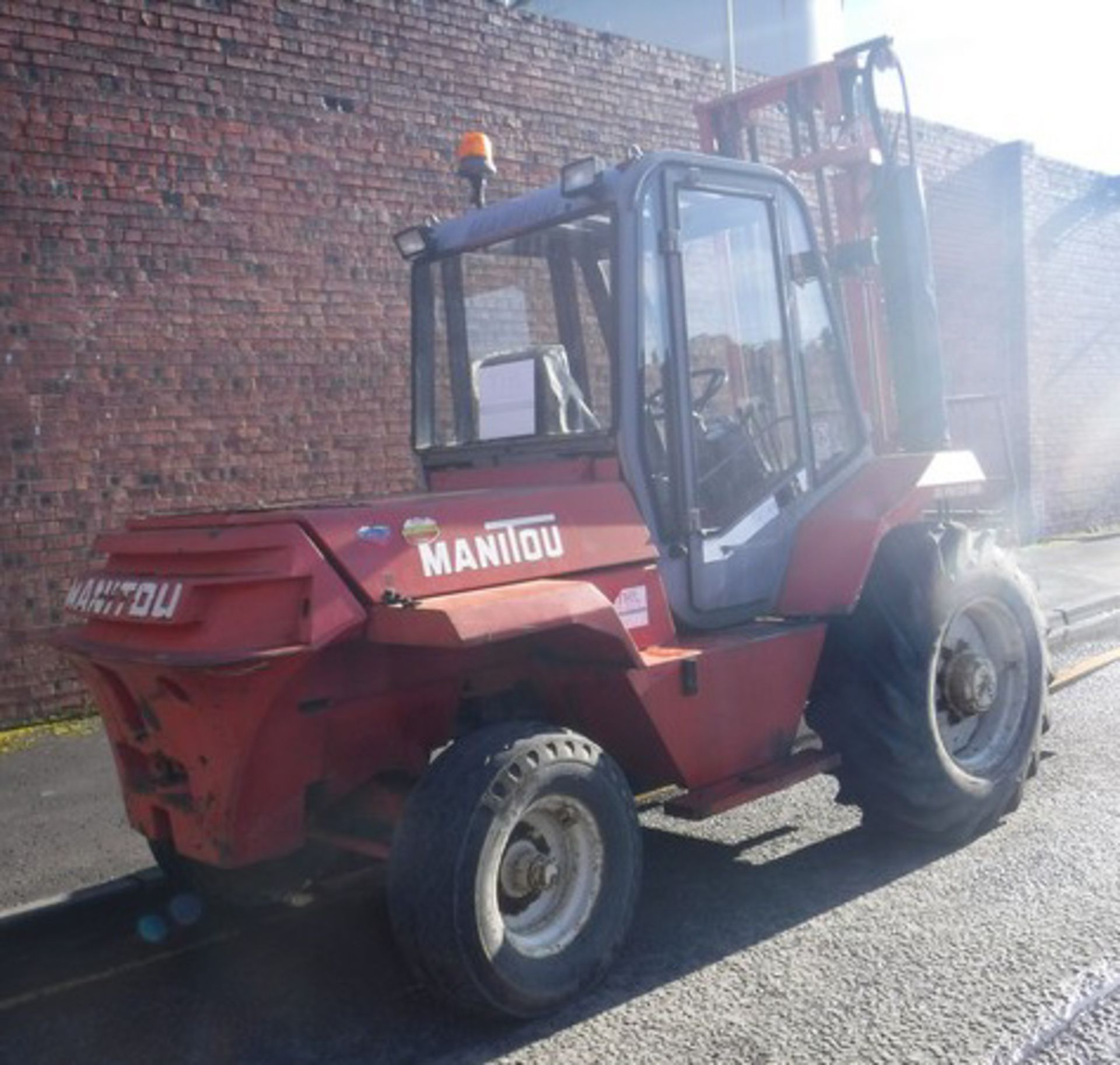 MANITOU M226CP, S/N 103001, ROUGH TERRAIN FORKLIFT WITH SIDE SHIFT, 5007HRS (NOT VERIFIED) - Image 4 of 11