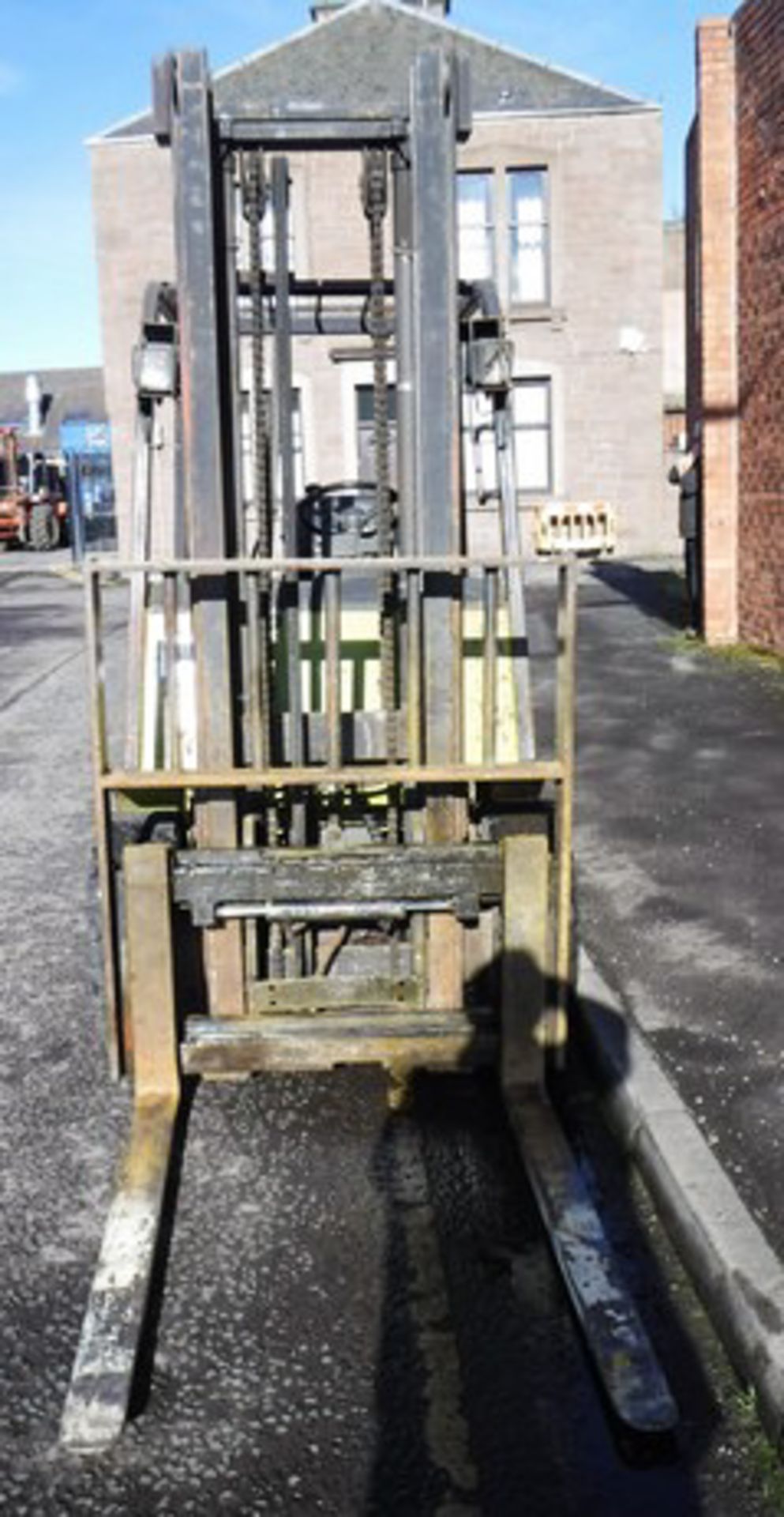 CLARKE 3 TON DIESEL FORKLIFT WITH SIDE SHIFT 7832HRS (NOT VERIFIED) - Image 15 of 16