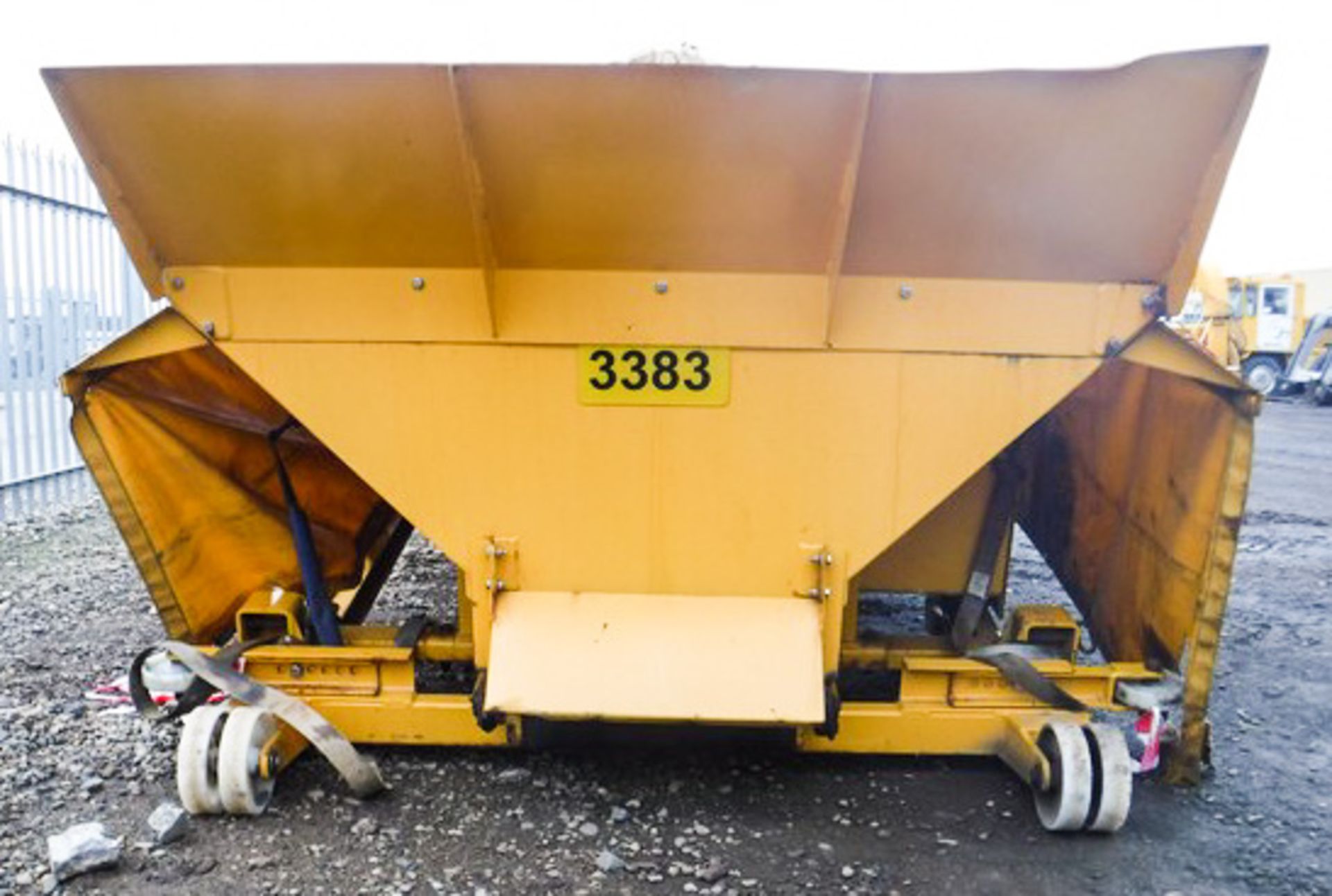 2011 CUTHBERTSON 2M CUBED DEMOUNTABLE GRITTER BODY, S/N DM2/3941 - Image 2 of 5