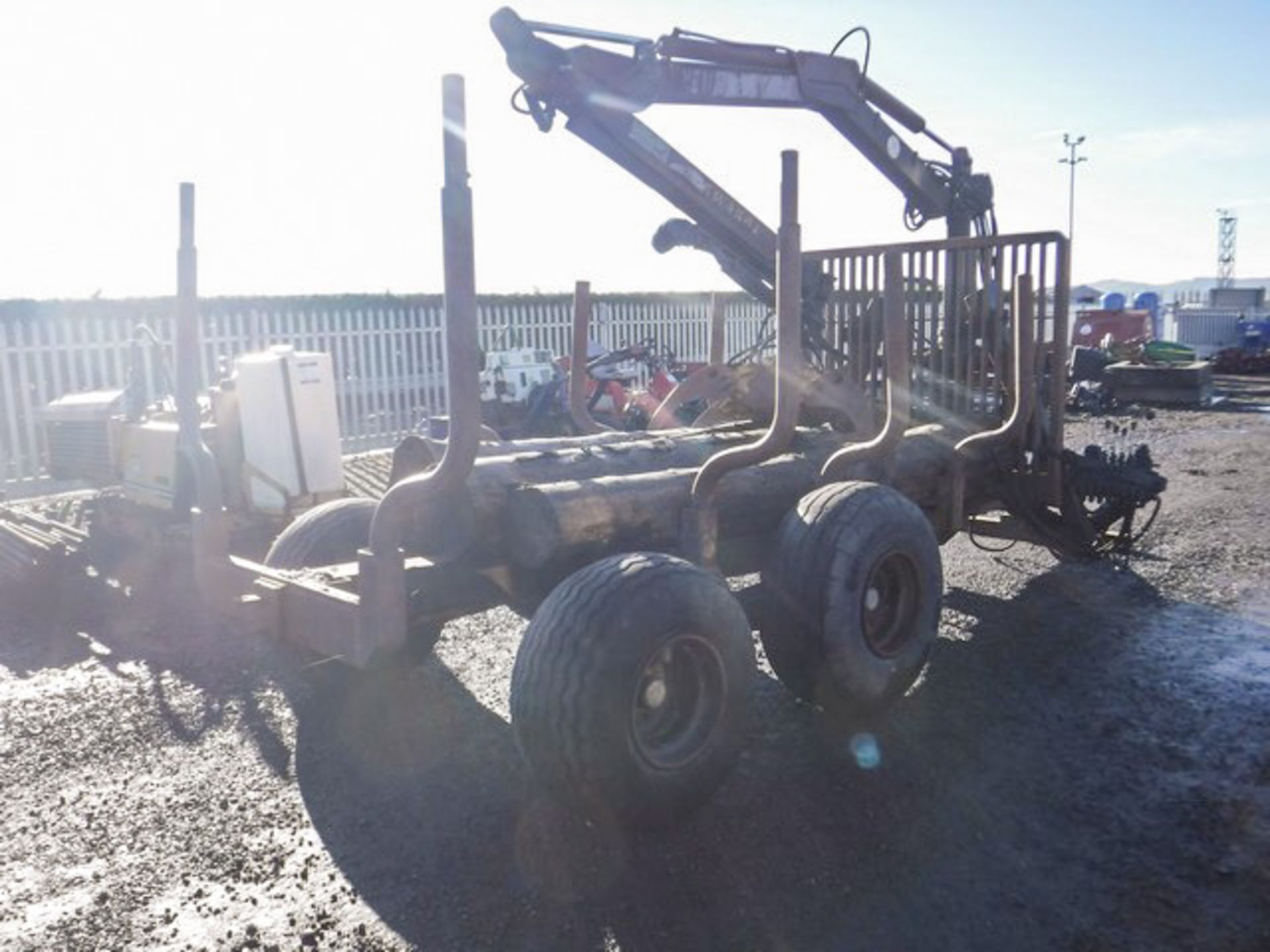 MOHEDAUAGNEN TWIN AXLE WOOD TRAILER FITTED WITH FMV 290 LOG GRAB, APPROX 1991 ** 10% BUYERS PREMIUM - Image 7 of 7