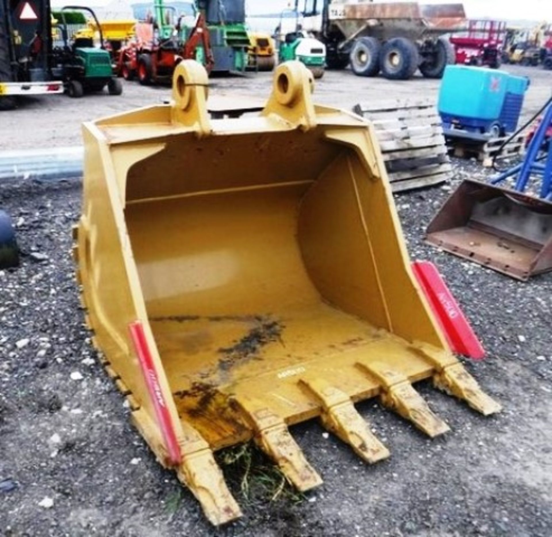 DIGGER BUCKET TO SUIT CAT 345