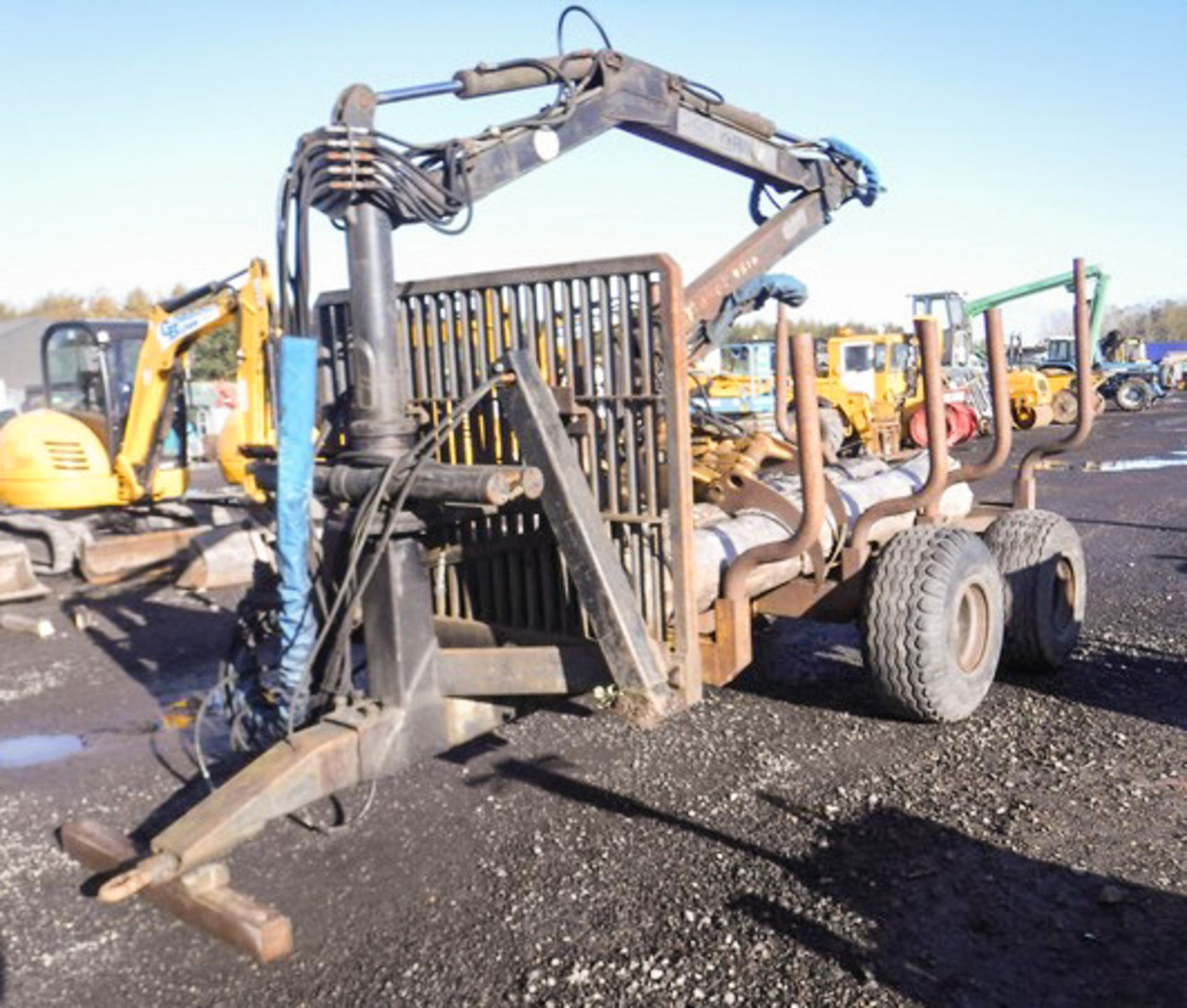 MOHEDAUAGNEN TWIN AXLE WOOD TRAILER FITTED WITH FMV 290 LOG GRAB, APPROX 1991 ** 10% BUYERS PREMIUM