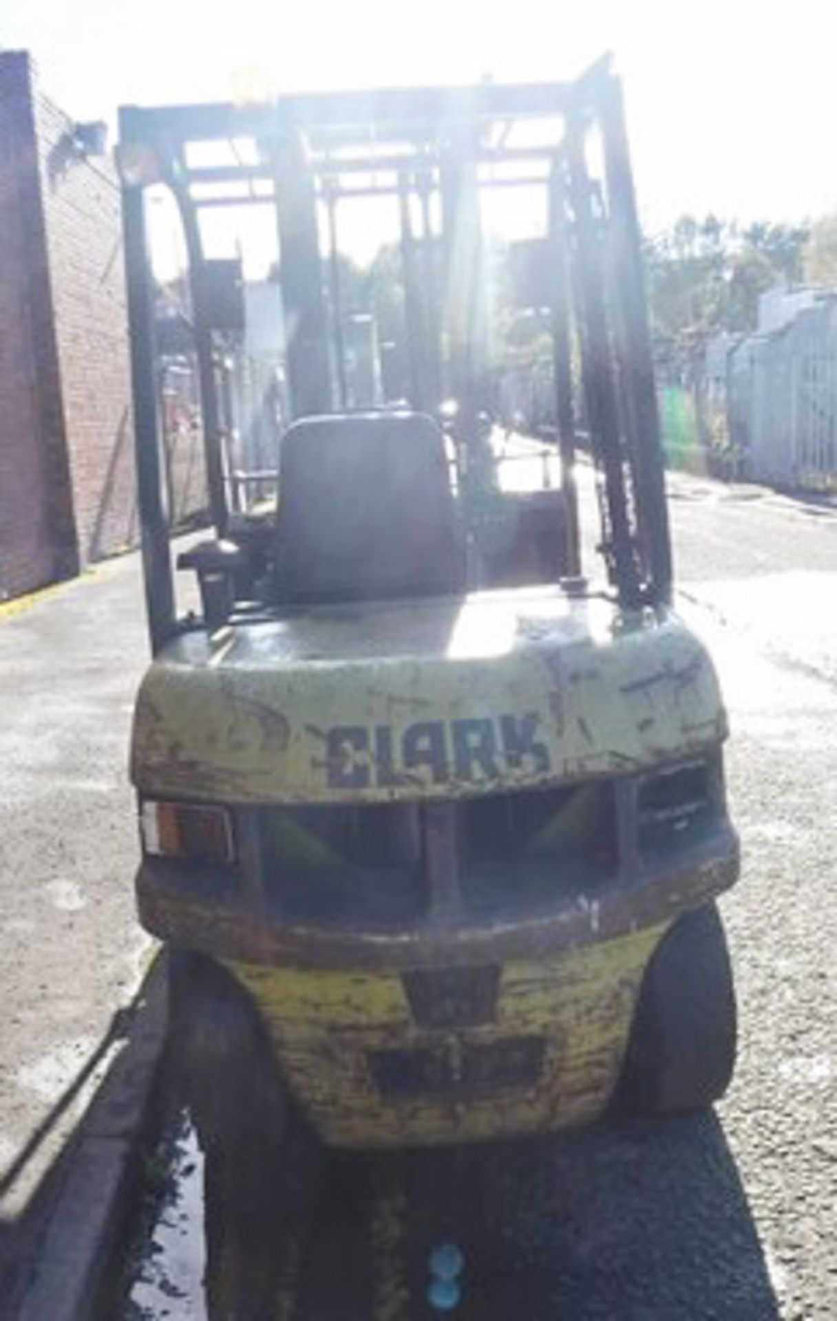 CLARKE 3 TON DIESEL FORKLIFT WITH SIDE SHIFT 7832HRS (NOT VERIFIED) - Image 11 of 16