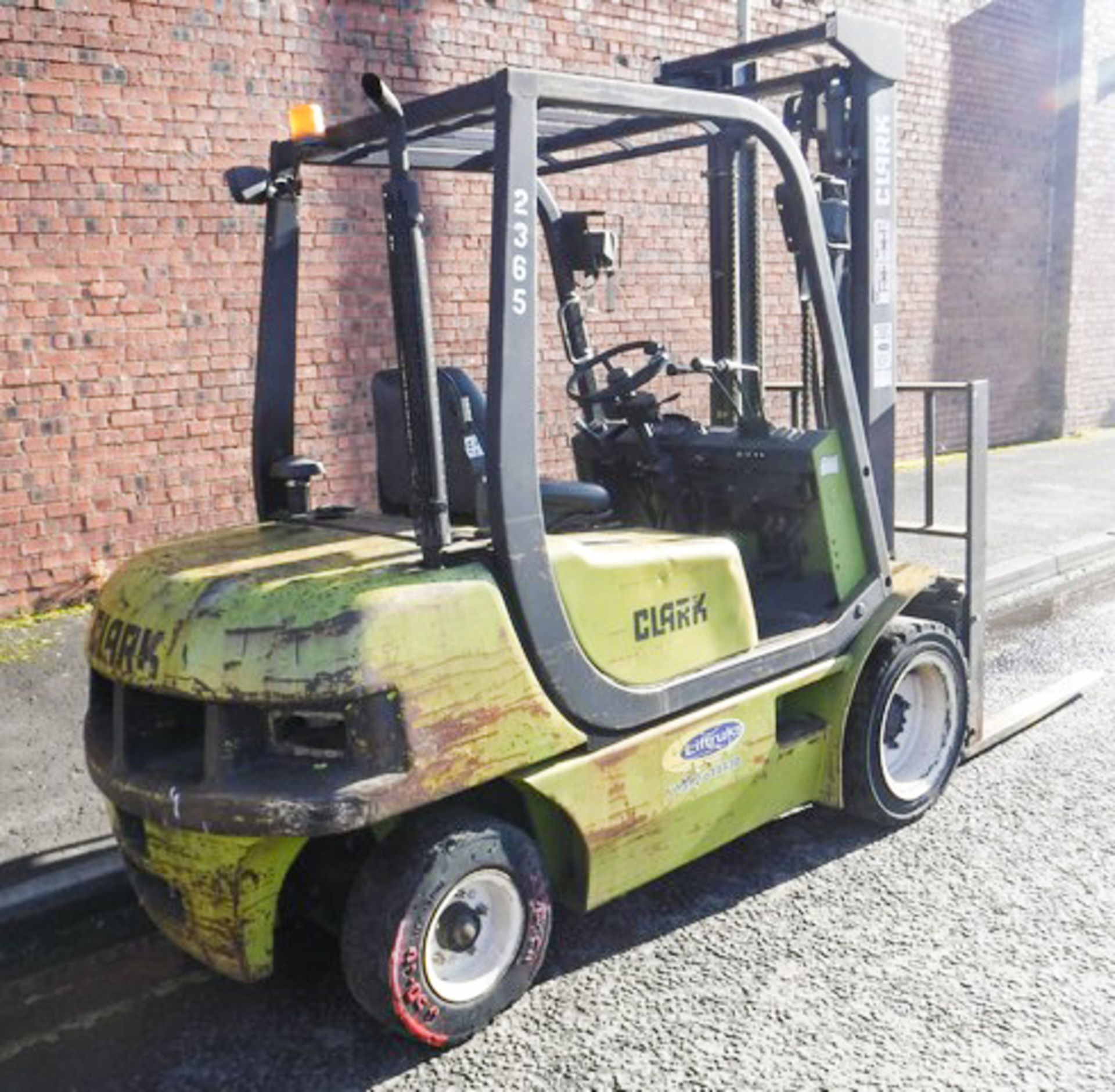CLARKE 3 TON DIESEL FORKLIFT WITH SIDE SHIFT 7832HRS (NOT VERIFIED) - Image 10 of 16