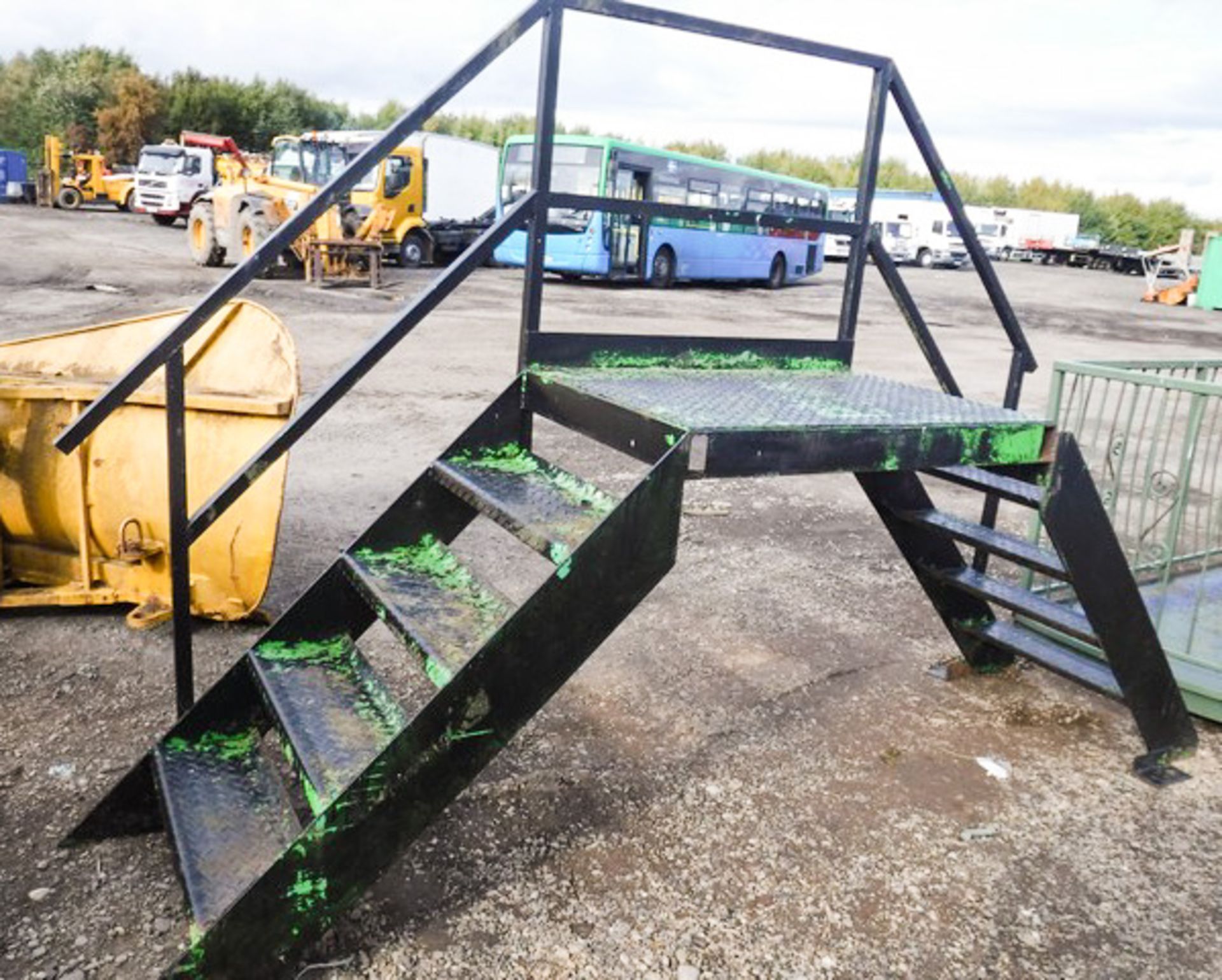 20' X 4' (APPROX) STEEL GANTRY & FRAME STEPS ALSO STEEL CONSTRUCTION - Image 2 of 4