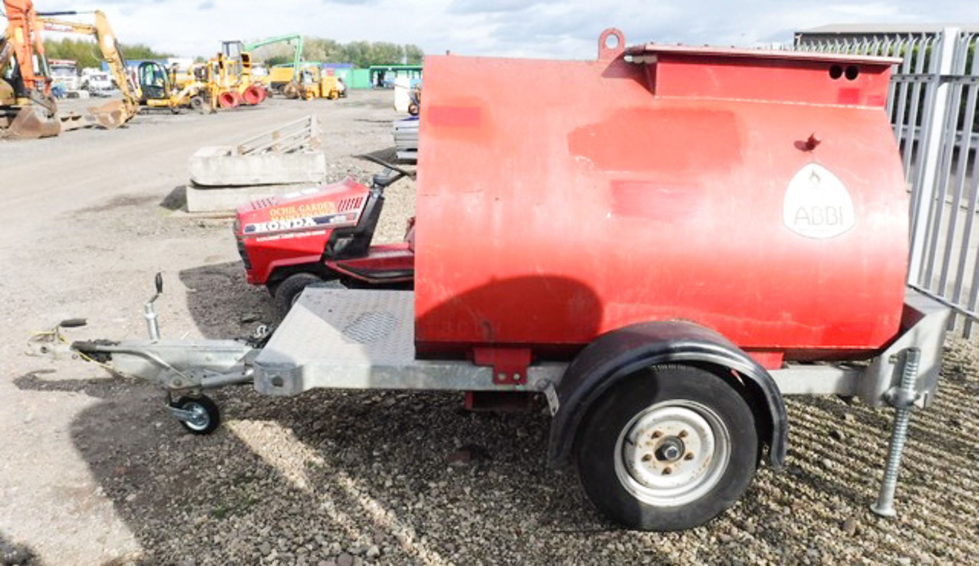 WESTERN DIESEL BUNDED FAST TOW BOWSER, S/N 0502062128, 950LTR CAPACITY - Image 2 of 6