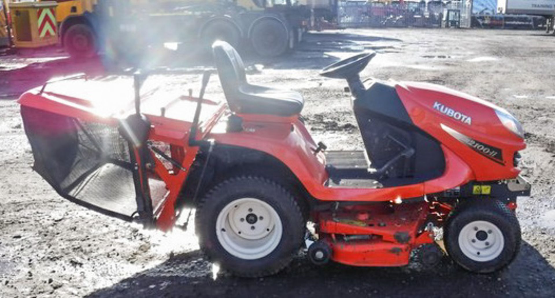 2006 KUBOTA GR2100, 4WD DIESEL RIDE ON CUT & COLLECT GRASS CUTTER, 48INCH CUTTING DECK, 786HRS (NOT - Image 7 of 12