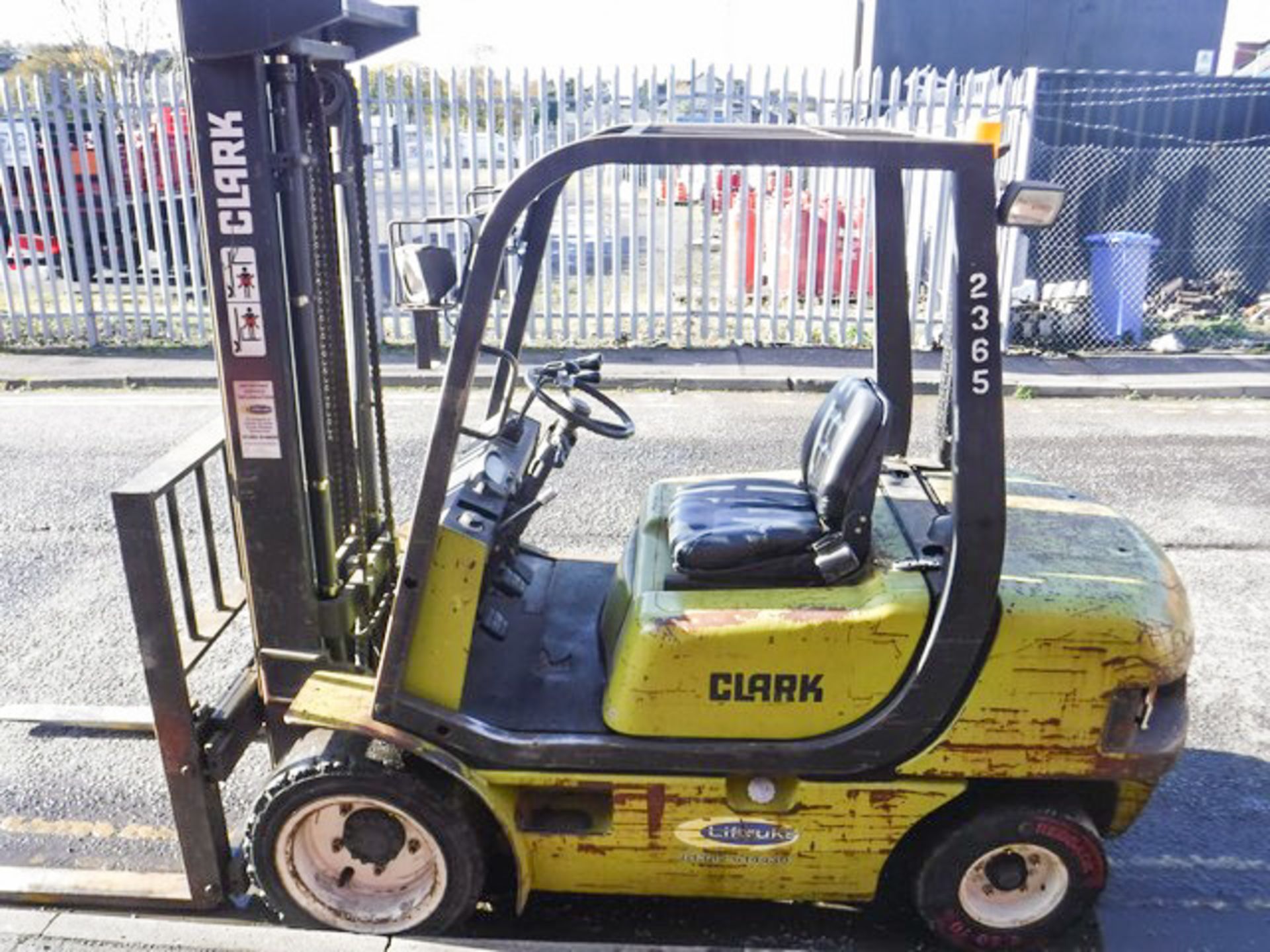 CLARKE 3 TON DIESEL FORKLIFT WITH SIDE SHIFT 7832HRS (NOT VERIFIED) - Image 13 of 16