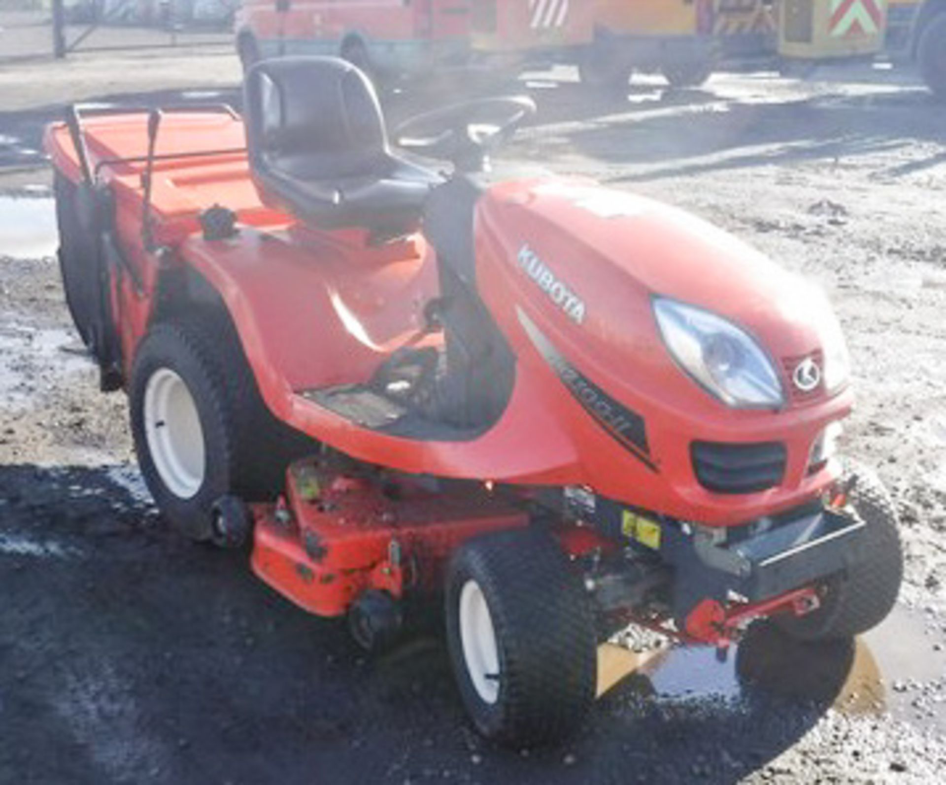 2006 KUBOTA GR2100, 4WD DIESEL RIDE ON CUT & COLLECT GRASS CUTTER, 48INCH CUTTING DECK, 786HRS (NOT - Image 6 of 12