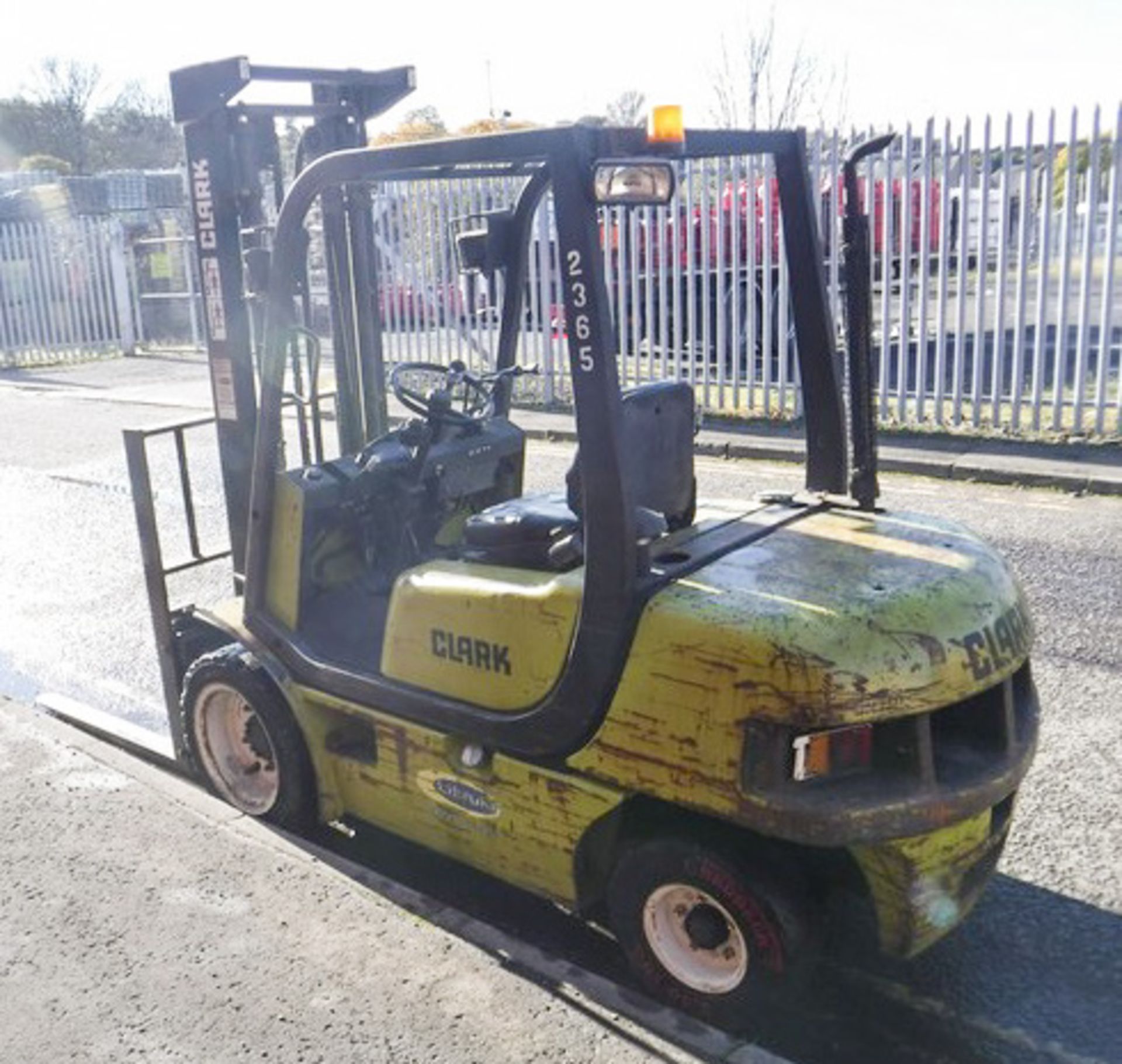 CLARKE 3 TON DIESEL FORKLIFT WITH SIDE SHIFT 7832HRS (NOT VERIFIED) - Image 12 of 16