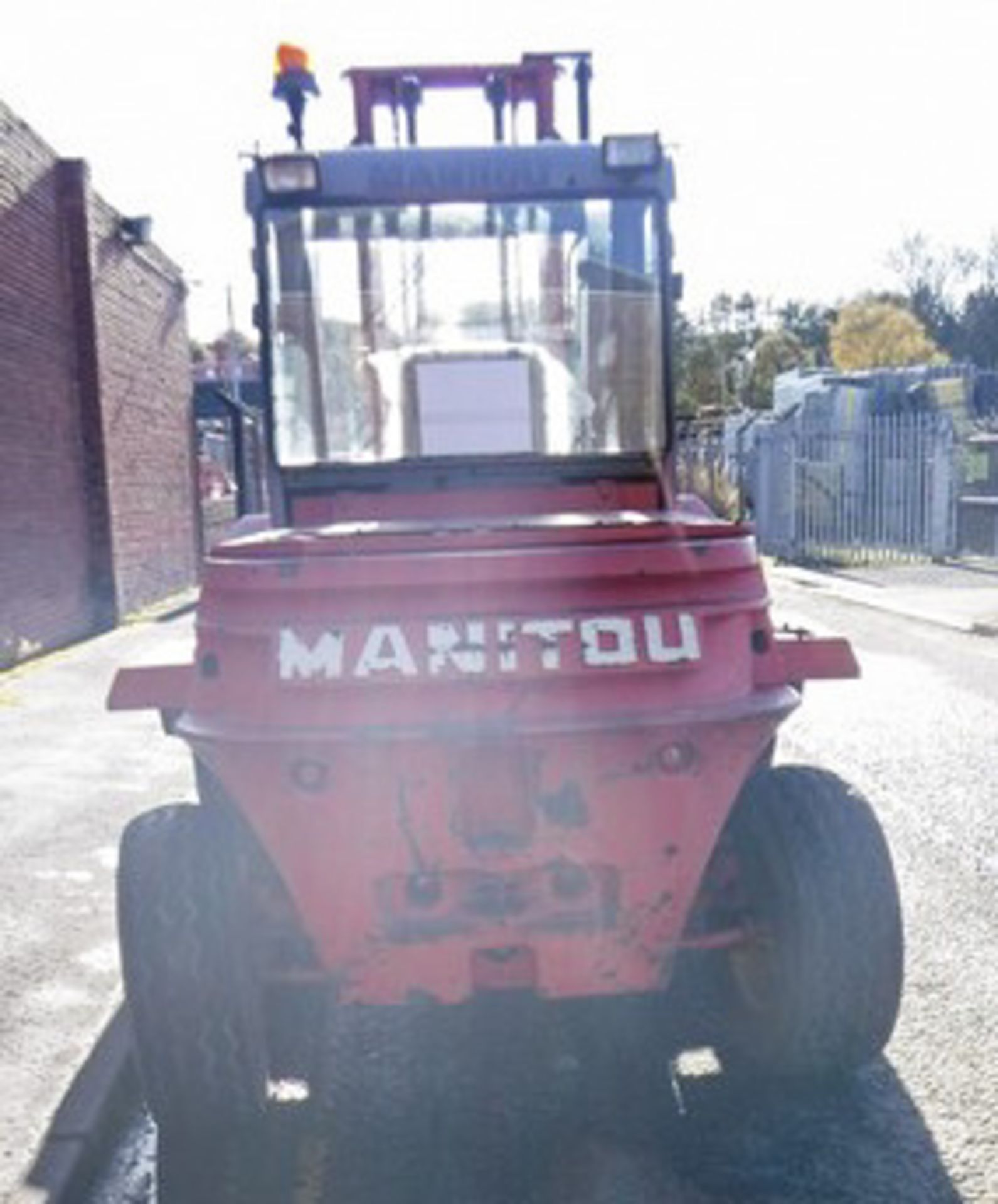 MANITOU M226CP, S/N 103001, ROUGH TERRAIN FORKLIFT WITH SIDE SHIFT, 5007HRS (NOT VERIFIED) - Image 2 of 11