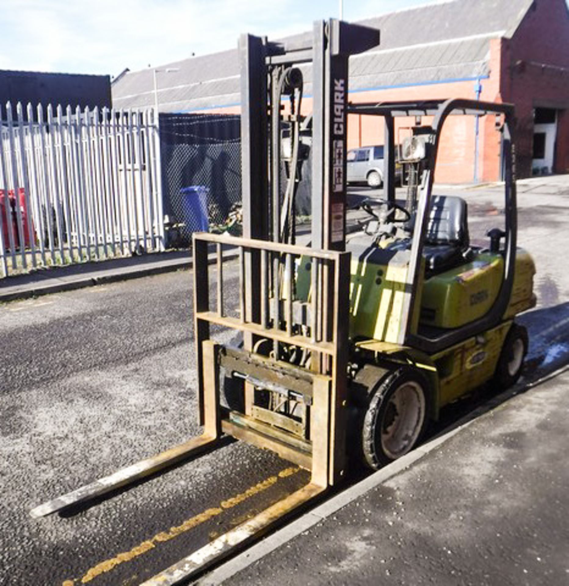 CLARKE 3 TON DIESEL FORKLIFT WITH SIDE SHIFT 7832HRS (NOT VERIFIED) - Image 14 of 16