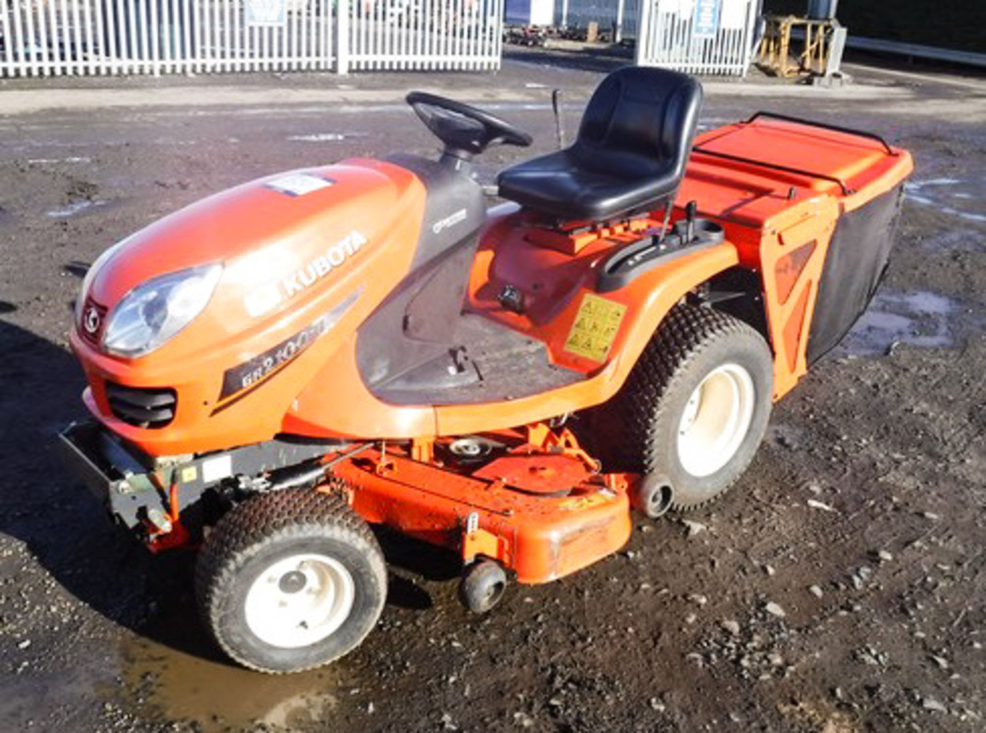 2006 KUBOTA GR2100, 4WD DIESEL RIDE ON CUT & COLLECT GRASS CUTTER, 48INCH CUTTING DECK, 786HRS (NOT