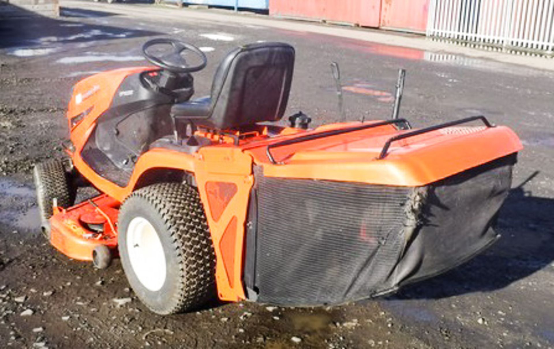 2006 KUBOTA GR2100, 4WD DIESEL RIDE ON CUT & COLLECT GRASS CUTTER, 48INCH CUTTING DECK, 786HRS (NOT - Image 10 of 12