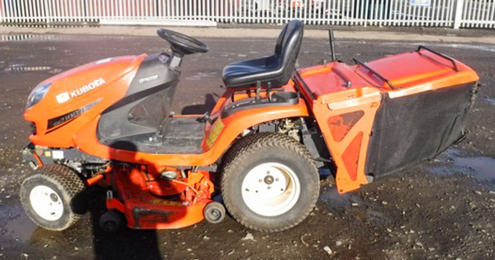 2006 KUBOTA GR2100, 4WD DIESEL RIDE ON CUT & COLLECT GRASS CUTTER, 48INCH CUTTING DECK, 786HRS (NOT - Image 11 of 12