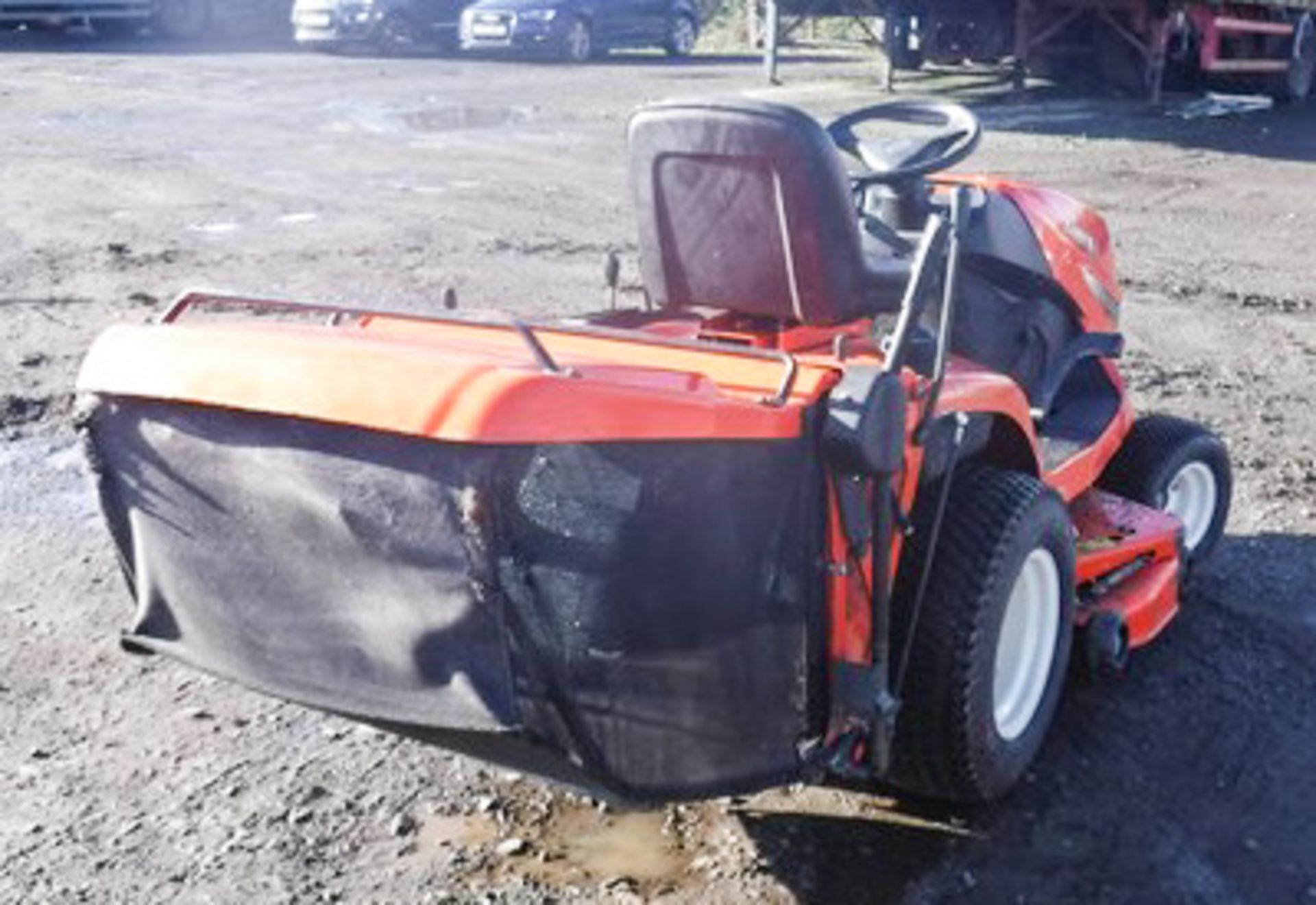 2006 KUBOTA GR2100, 4WD DIESEL RIDE ON CUT & COLLECT GRASS CUTTER, 48INCH CUTTING DECK, 786HRS (NOT - Image 8 of 12