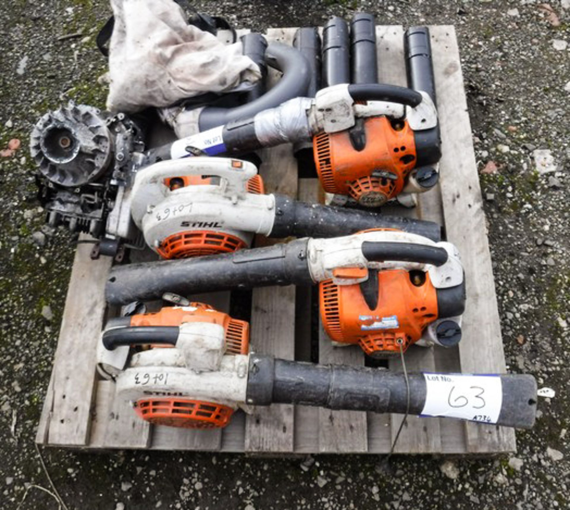 4 STIHL PETROL LEAF BLOWERS WITH ENGINE PARTS FOR SPARES