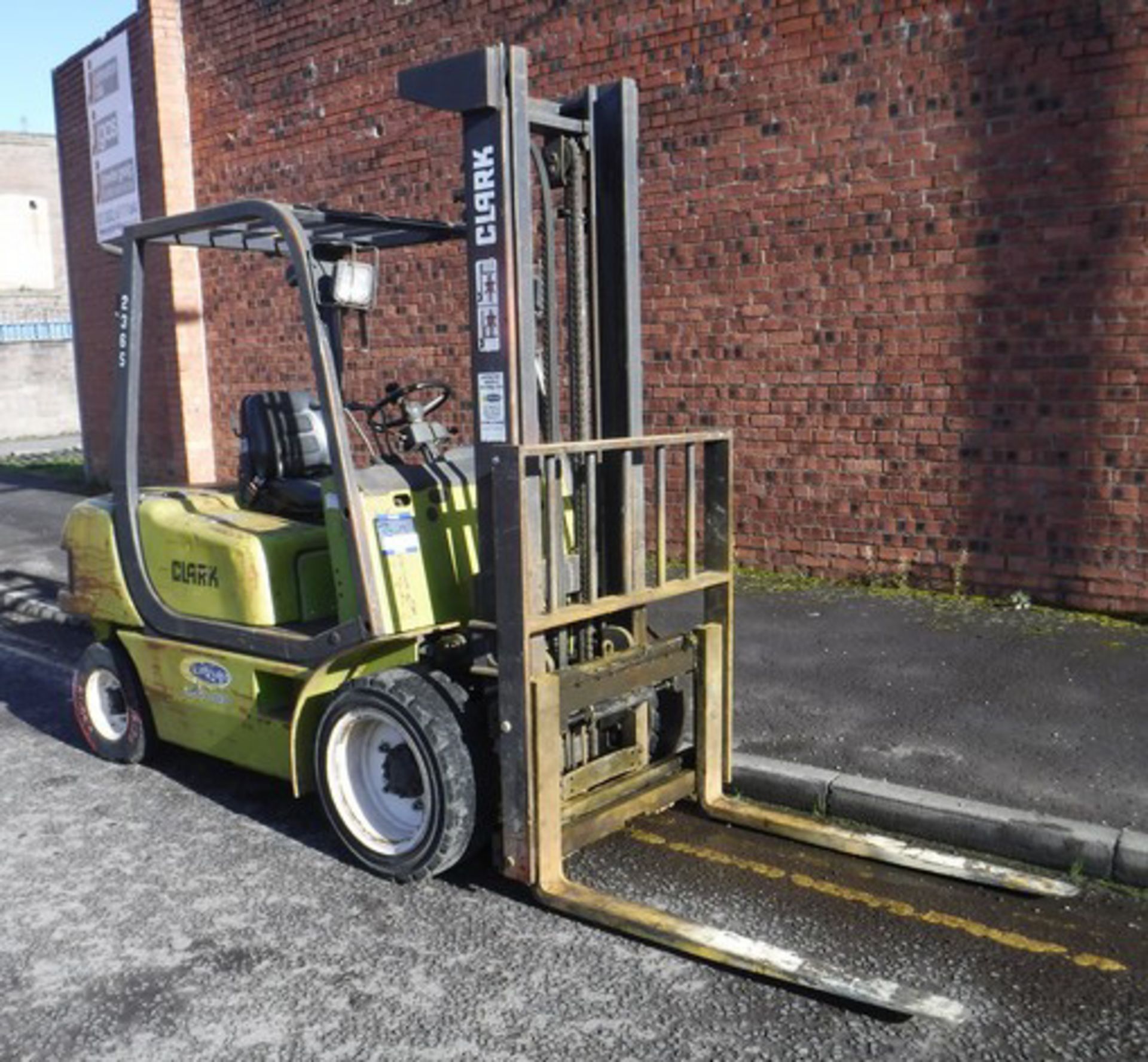 CLARKE 3 TON DIESEL FORKLIFT WITH SIDE SHIFT 7832HRS (NOT VERIFIED)